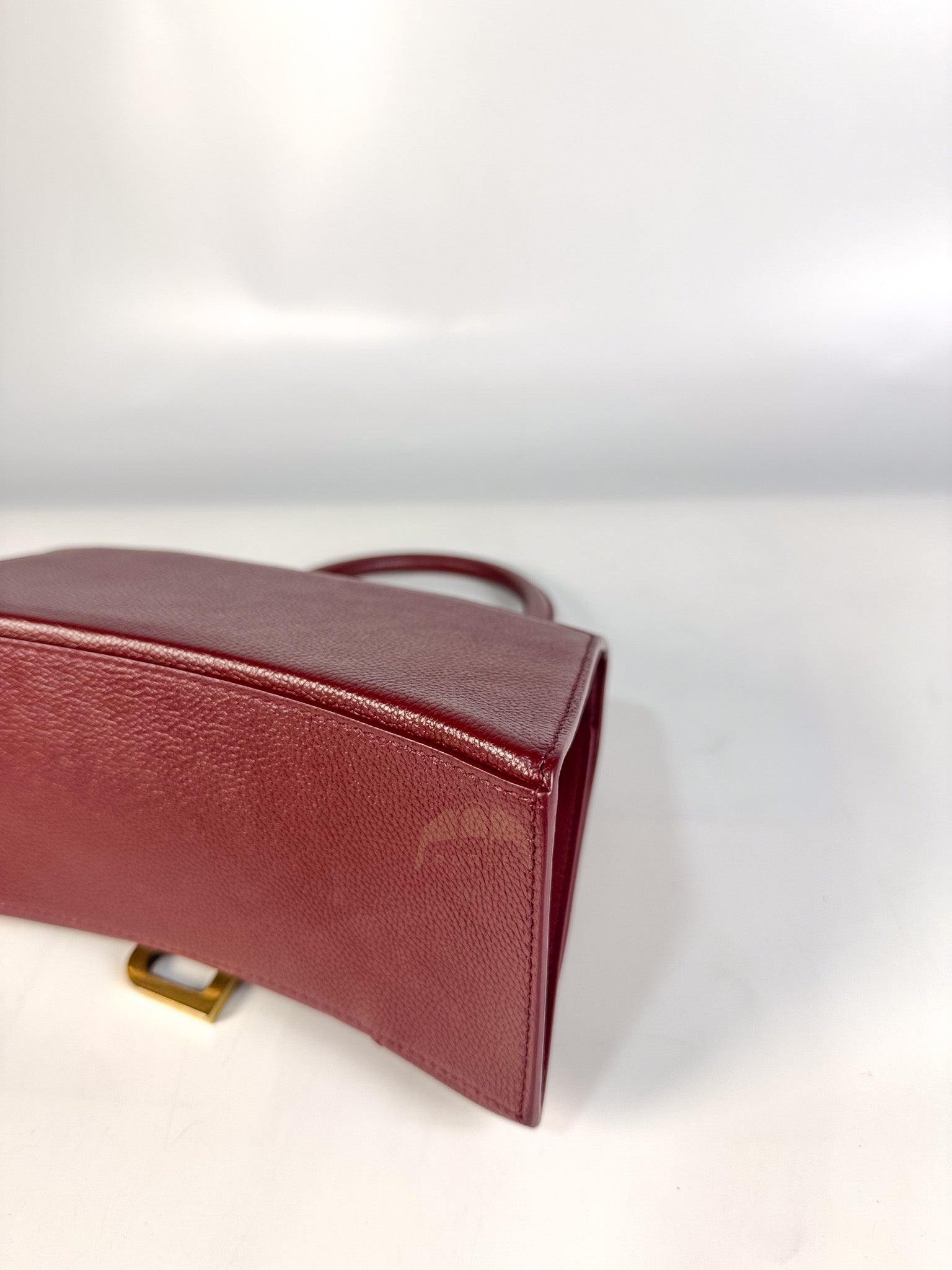 Hourglass Small in Dark Red Grained Leather | Purse Maison Luxury Bags Shop