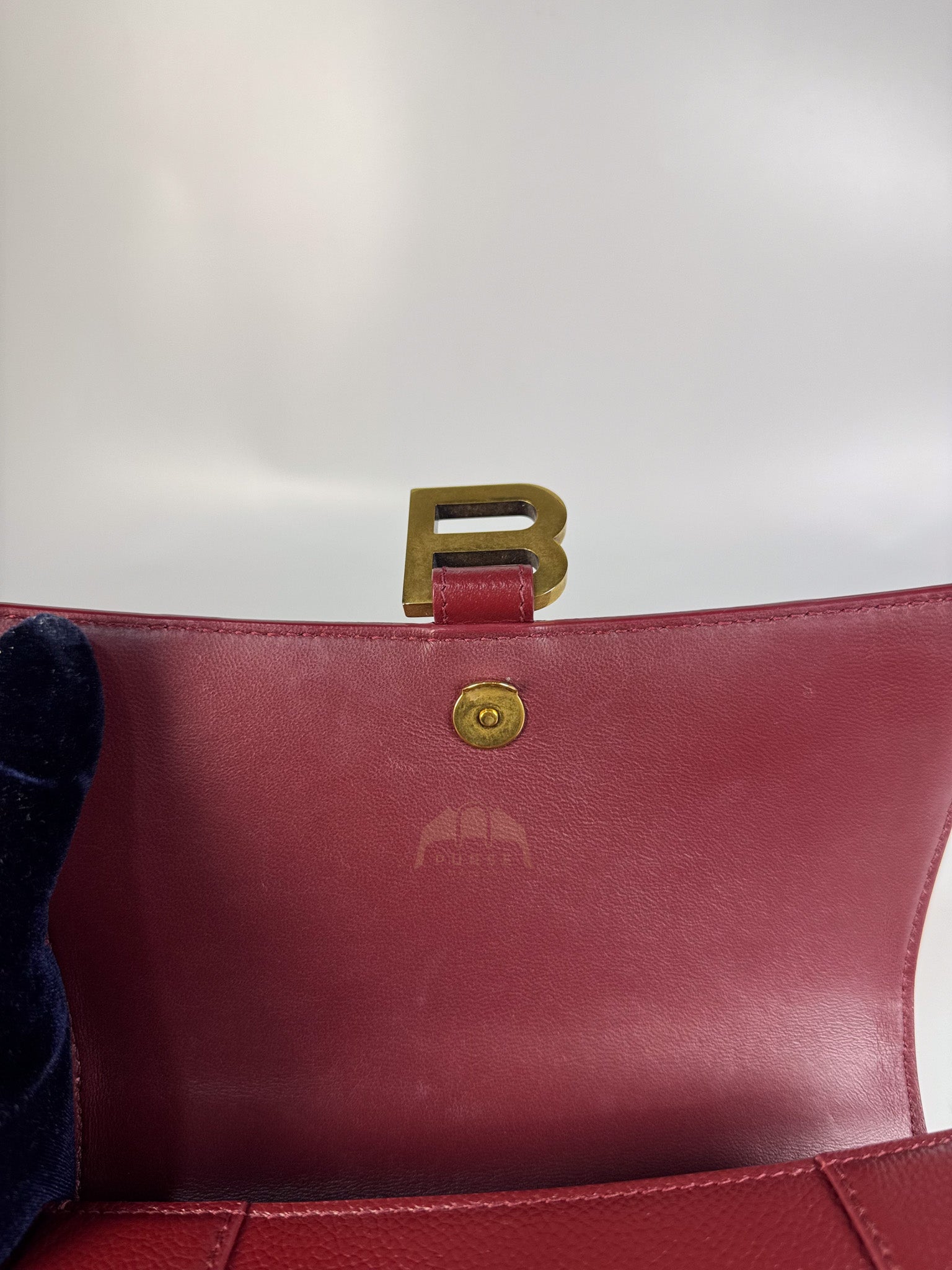 Hourglass Small in Dark Red Grained Leather | Purse Maison Luxury Bags Shop