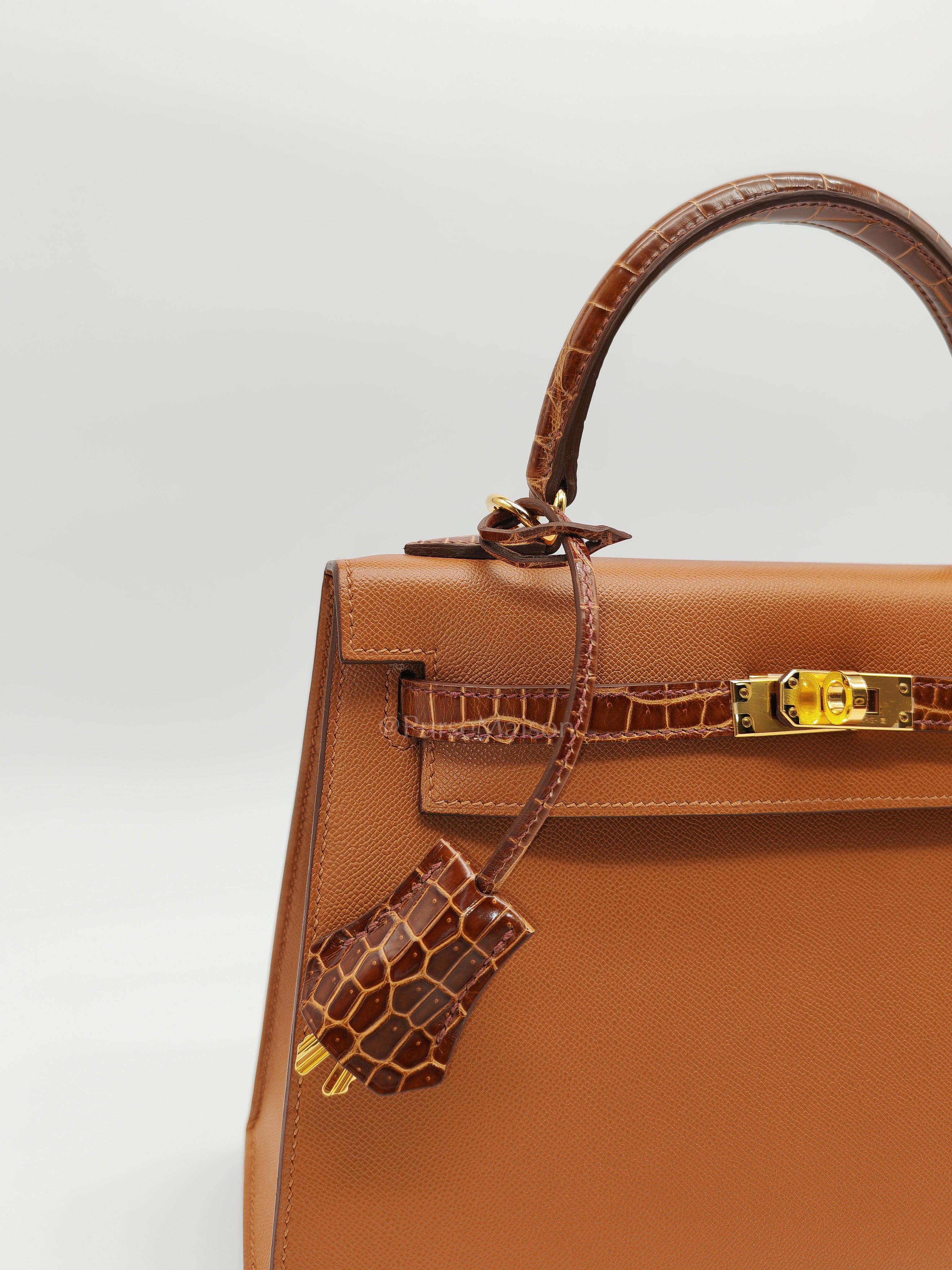 Kelly 25 Sellier in Gold Madame Leather and Shiny Croc Touch and Gold Hardware Stamp U (2022) | Purse Maison Luxury Bags Shop