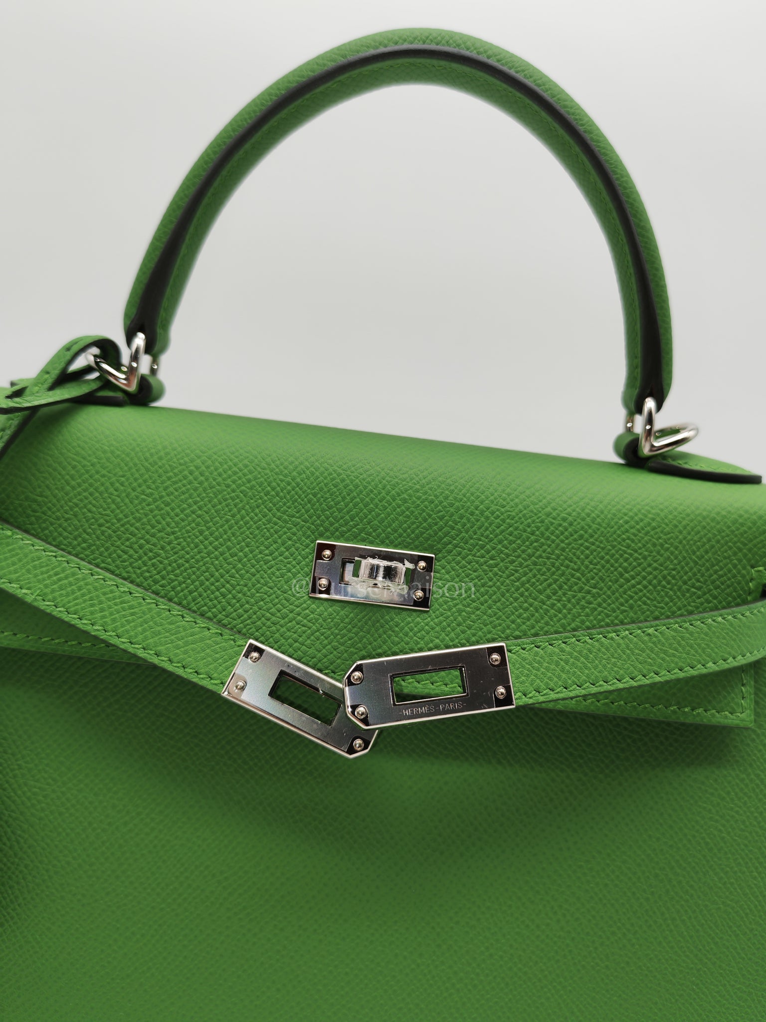 Kelly 25 Sellier in Vert Yucca Epsom Leather and Palladium Hardware Stamp W (2024) | Purse Maison Luxury Bags Shop