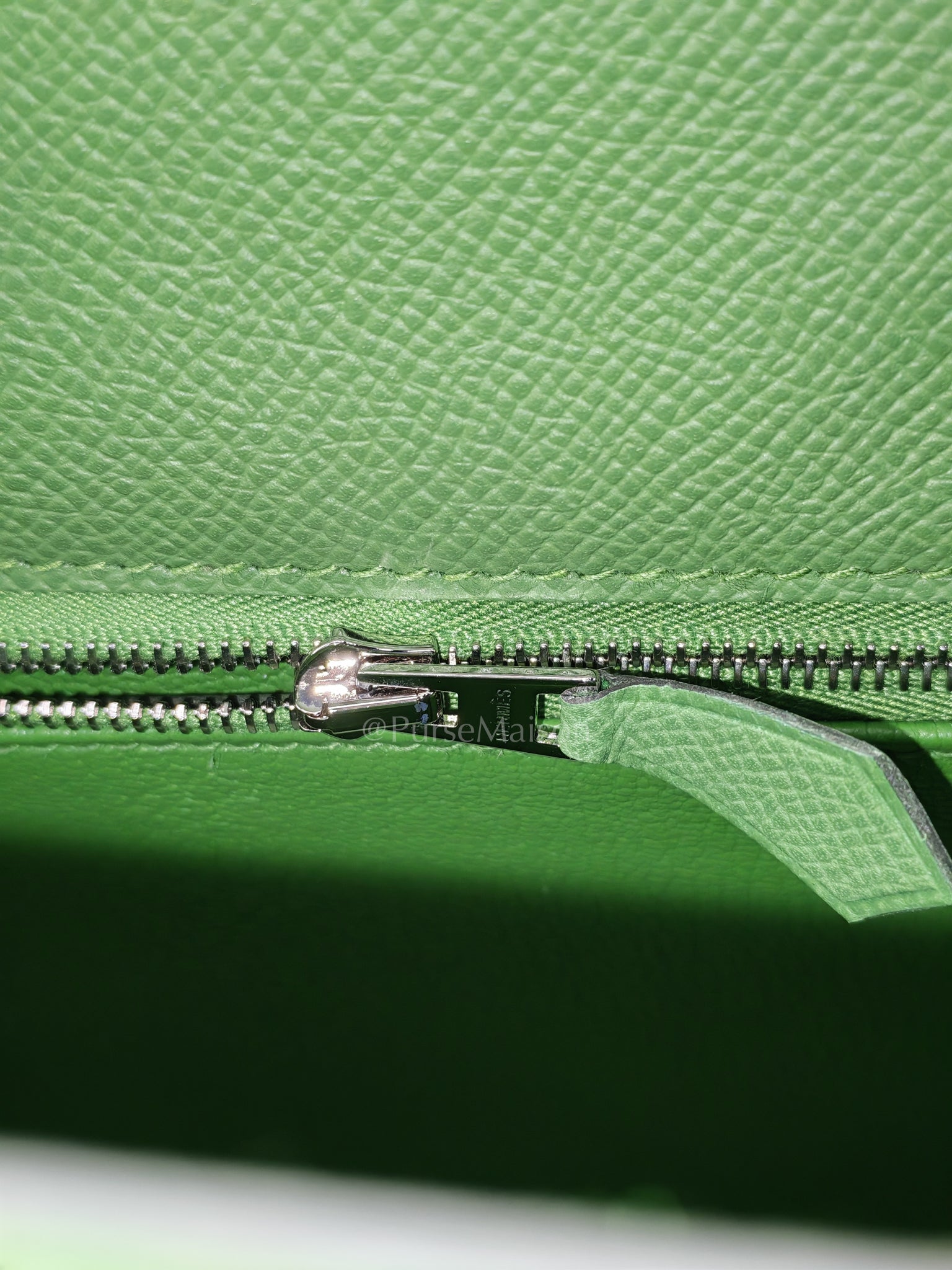 Kelly 25 Sellier in Vert Yucca Epsom Leather and Palladium Hardware Stamp W (2024) | Purse Maison Luxury Bags Shop