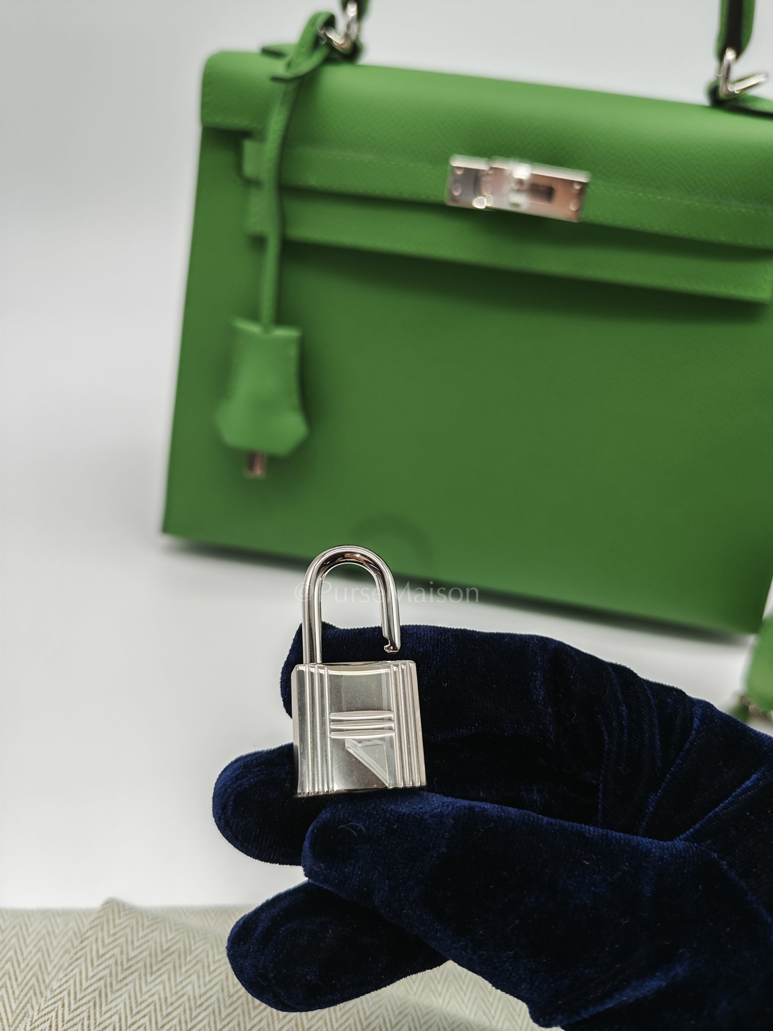 Kelly 25 Sellier in Vert Yucca Epsom Leather and Palladium Hardware Stamp W (2024) | Purse Maison Luxury Bags Shop