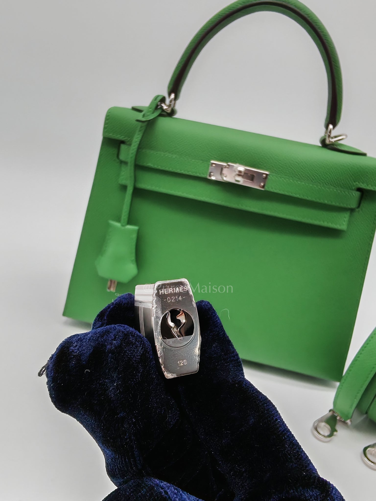 Kelly 25 Sellier in Vert Yucca Epsom Leather and Palladium Hardware Stamp W (2024) | Purse Maison Luxury Bags Shop