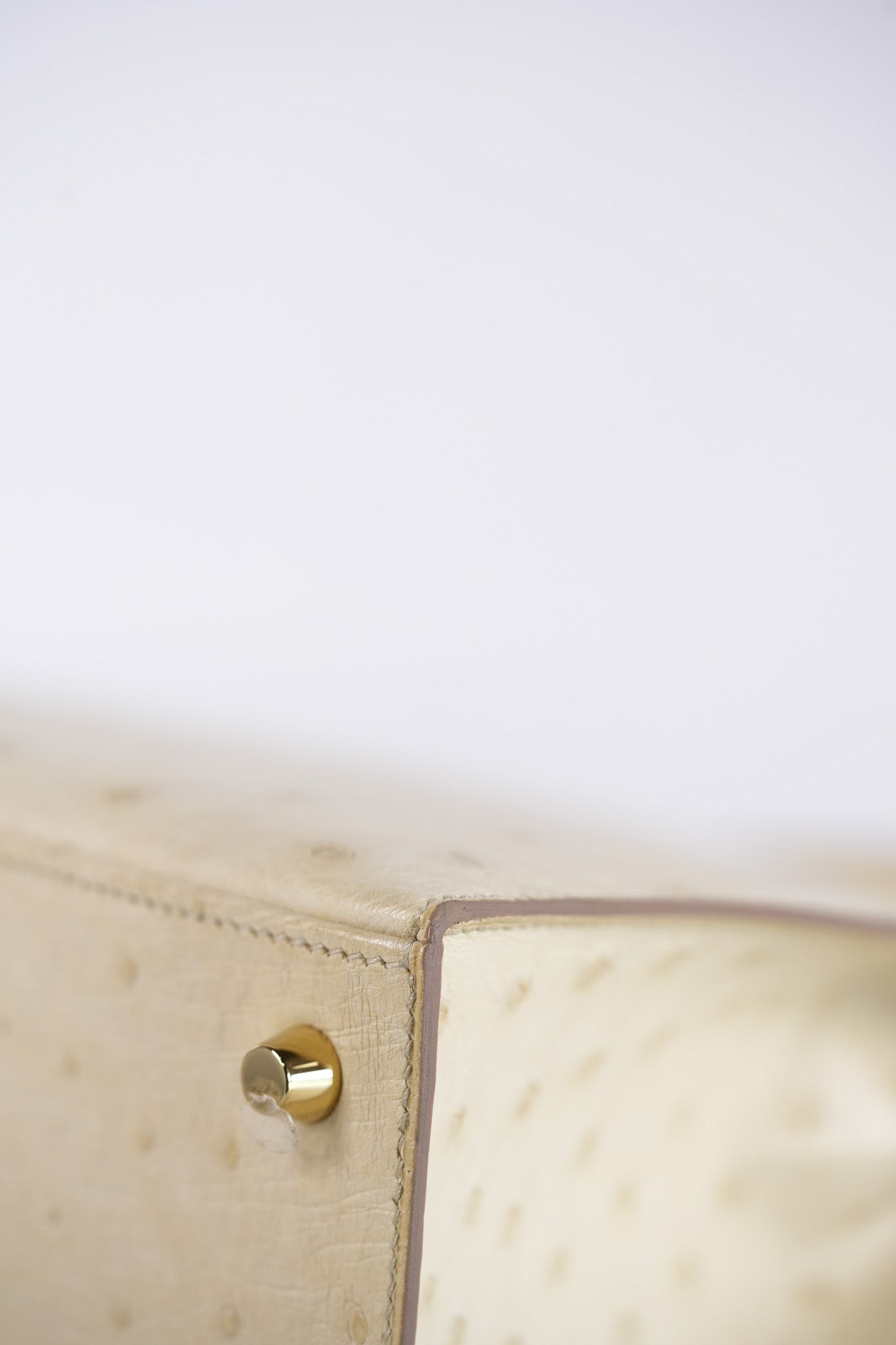 Kelly 25 Sellier Parchemin in Ostrich Leather and Gold Hardware Stamp Z (2021) | Purse Maison Luxury Bags Shop