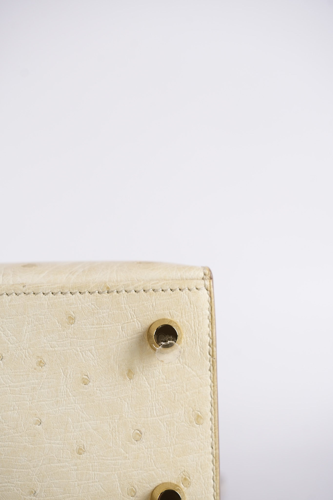 Kelly 25 Sellier Parchemin in Ostrich Leather and Gold Hardware Stamp Z (2021) | Purse Maison Luxury Bags Shop