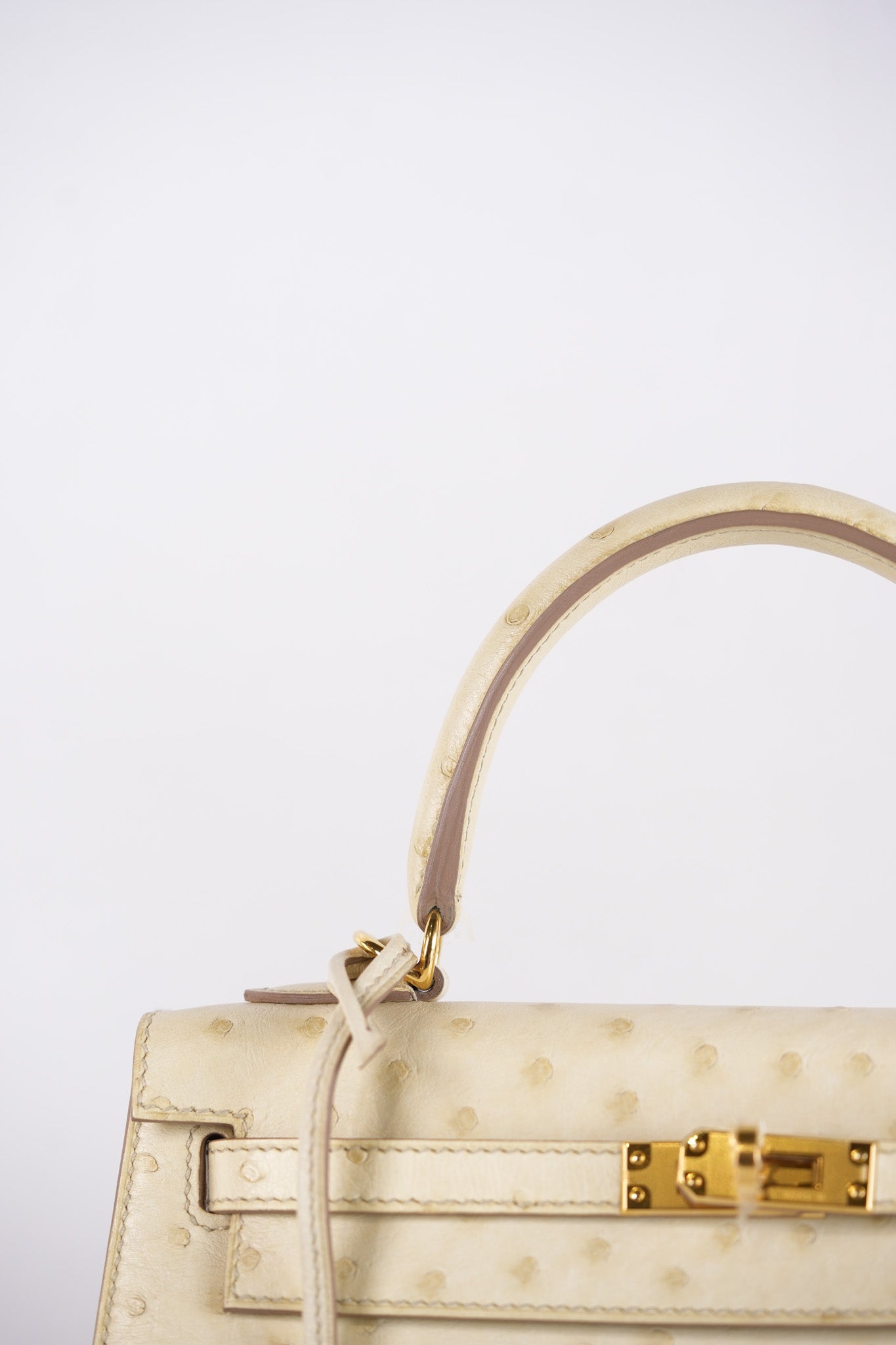 Kelly 25 Sellier Parchemin in Ostrich Leather and Gold Hardware Stamp Z (2021) | Purse Maison Luxury Bags Shop