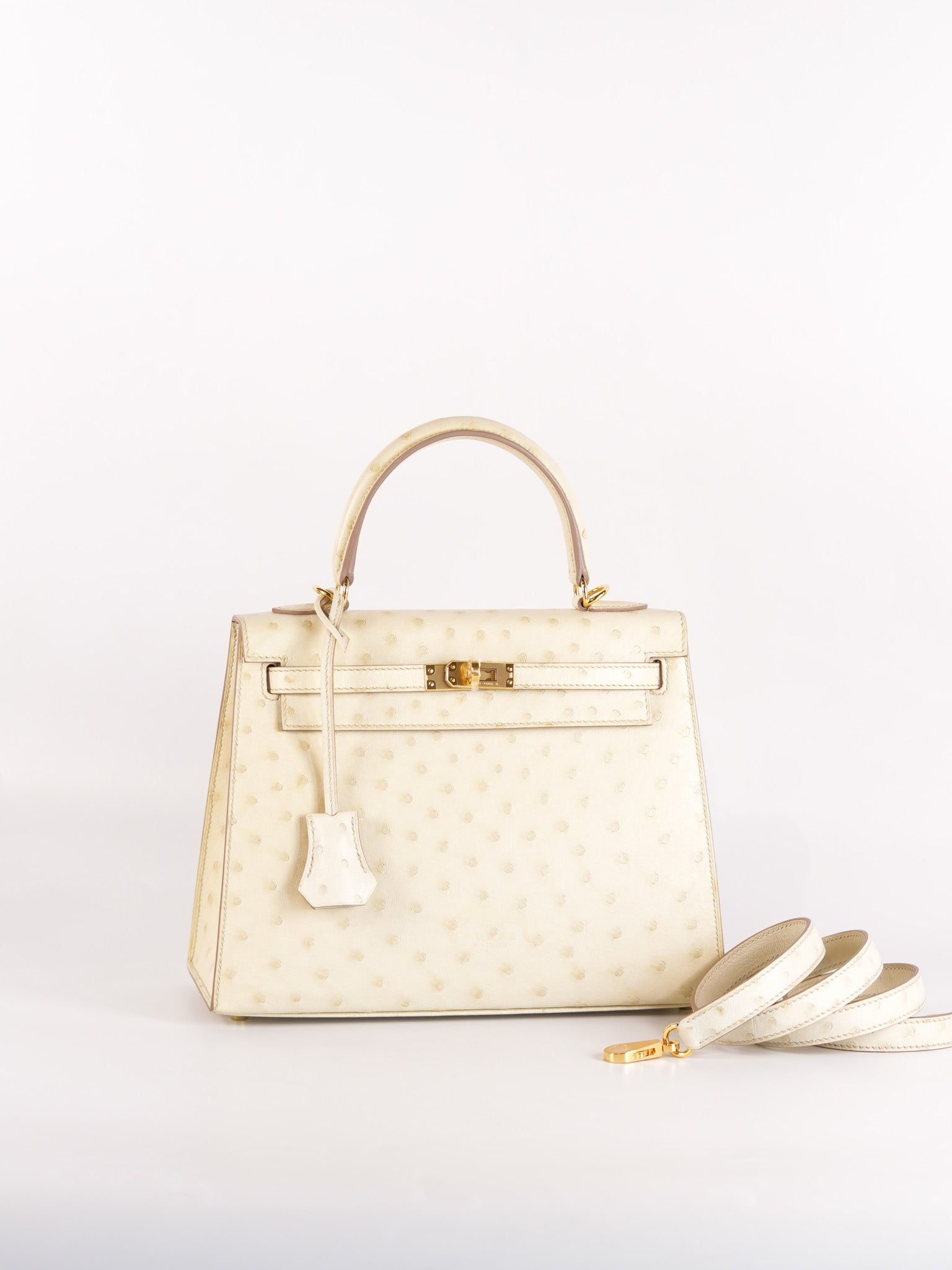 Kelly 25 Sellier Parchemin in Ostrich Leather and Gold Hardware Stamp Z (2021) | Purse Maison Luxury Bags Shop