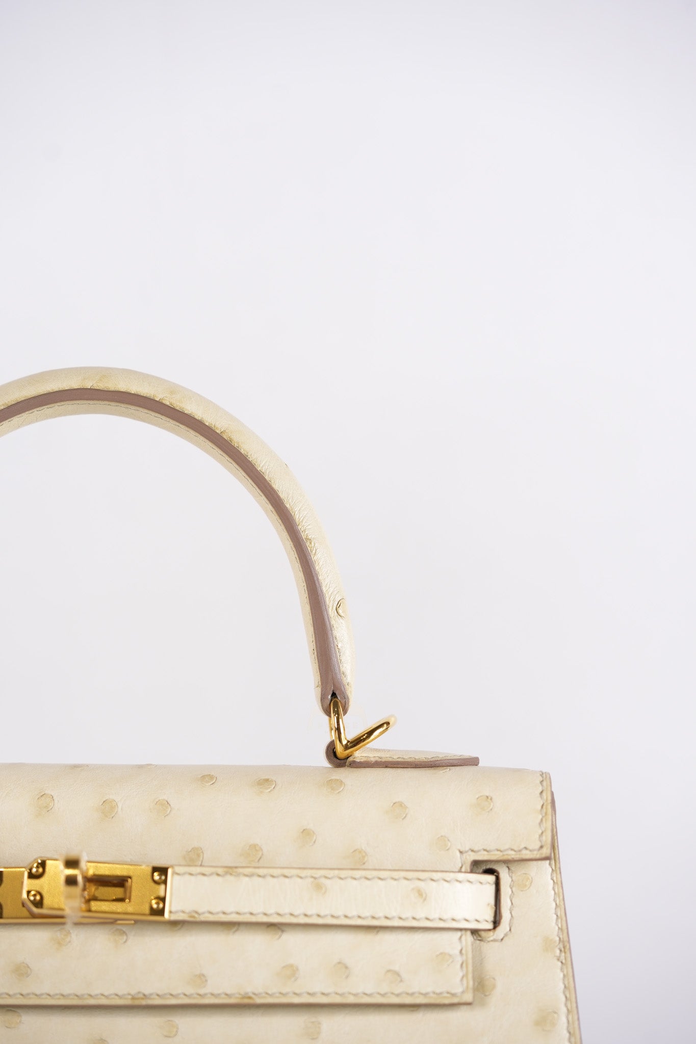 Kelly 25 Sellier Parchemin in Ostrich Leather and Gold Hardware Stamp Z (2021) | Purse Maison Luxury Bags Shop