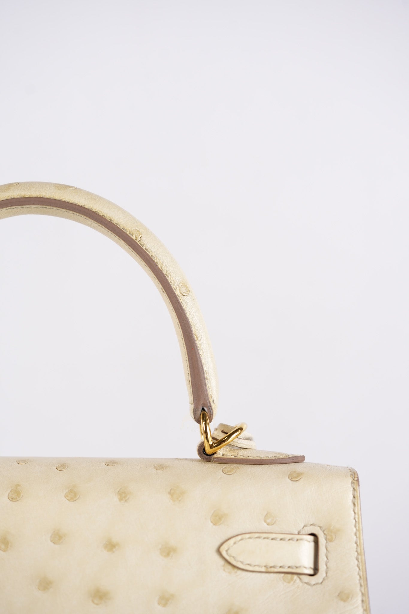 Kelly 25 Sellier Parchemin in Ostrich Leather and Gold Hardware Stamp Z (2021) | Purse Maison Luxury Bags Shop