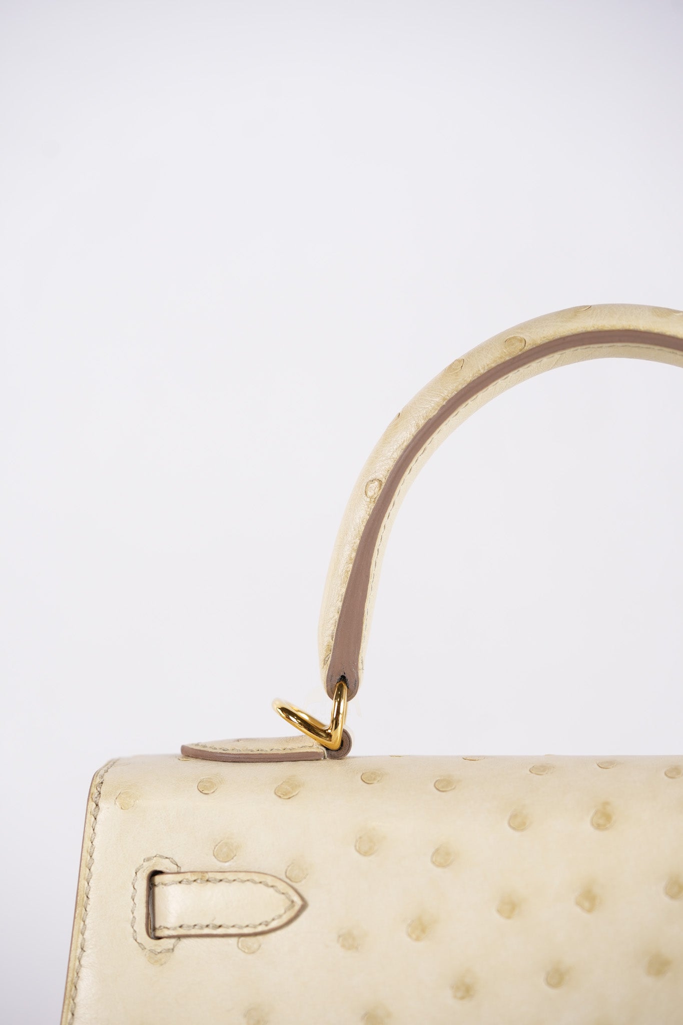 Kelly 25 Sellier Parchemin in Ostrich Leather and Gold Hardware Stamp Z (2021) | Purse Maison Luxury Bags Shop