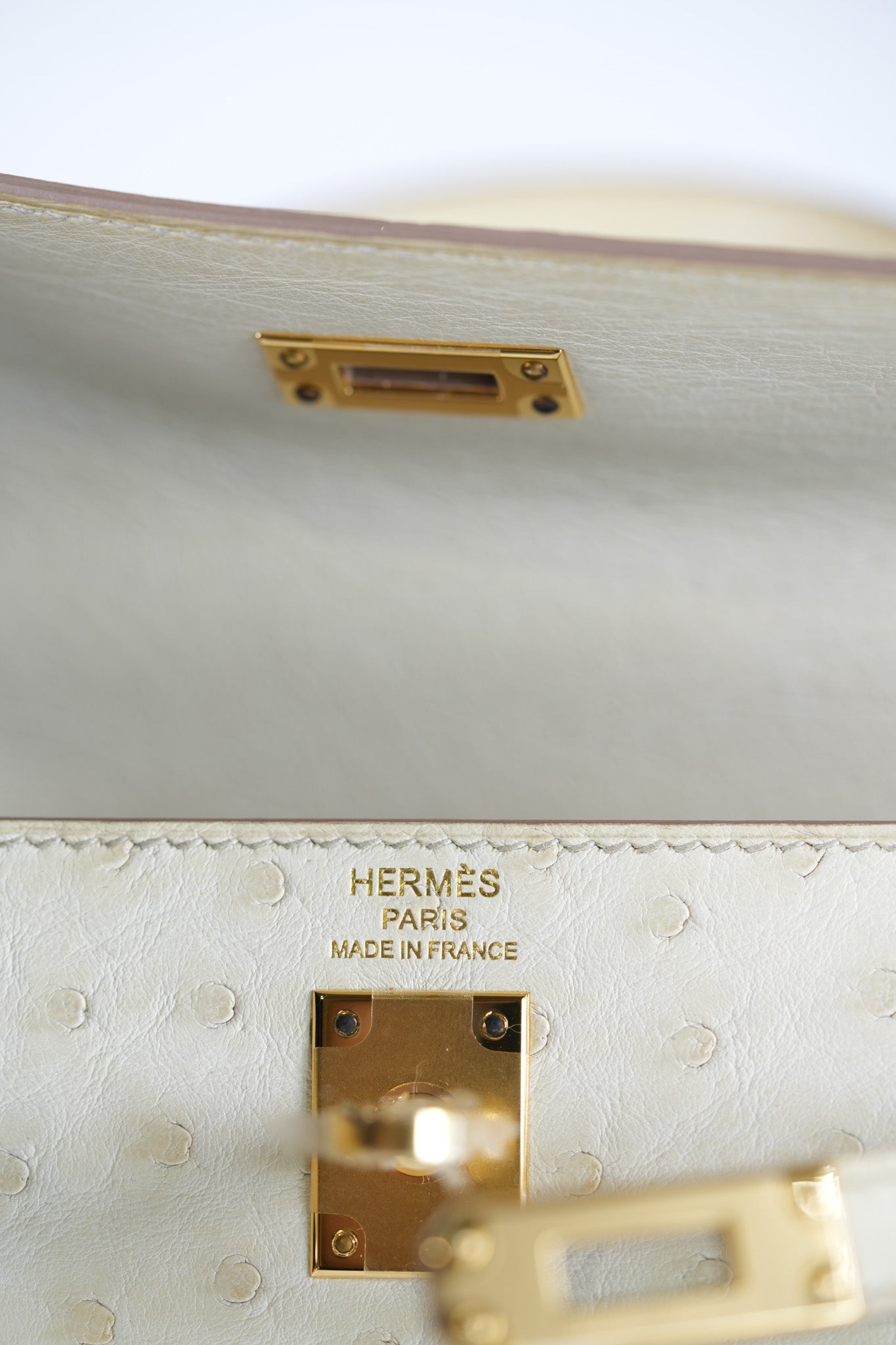 Kelly 25 Sellier Parchemin in Ostrich Leather and Gold Hardware Stamp Z (2021) | Purse Maison Luxury Bags Shop