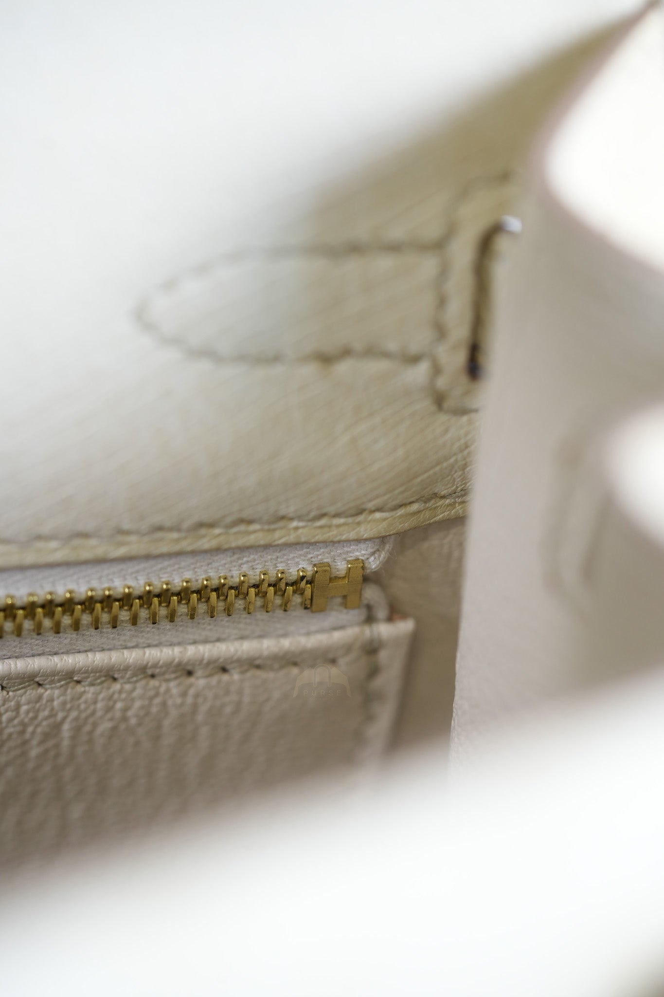 Kelly 25 Sellier Parchemin in Ostrich Leather and Gold Hardware Stamp Z (2021) | Purse Maison Luxury Bags Shop