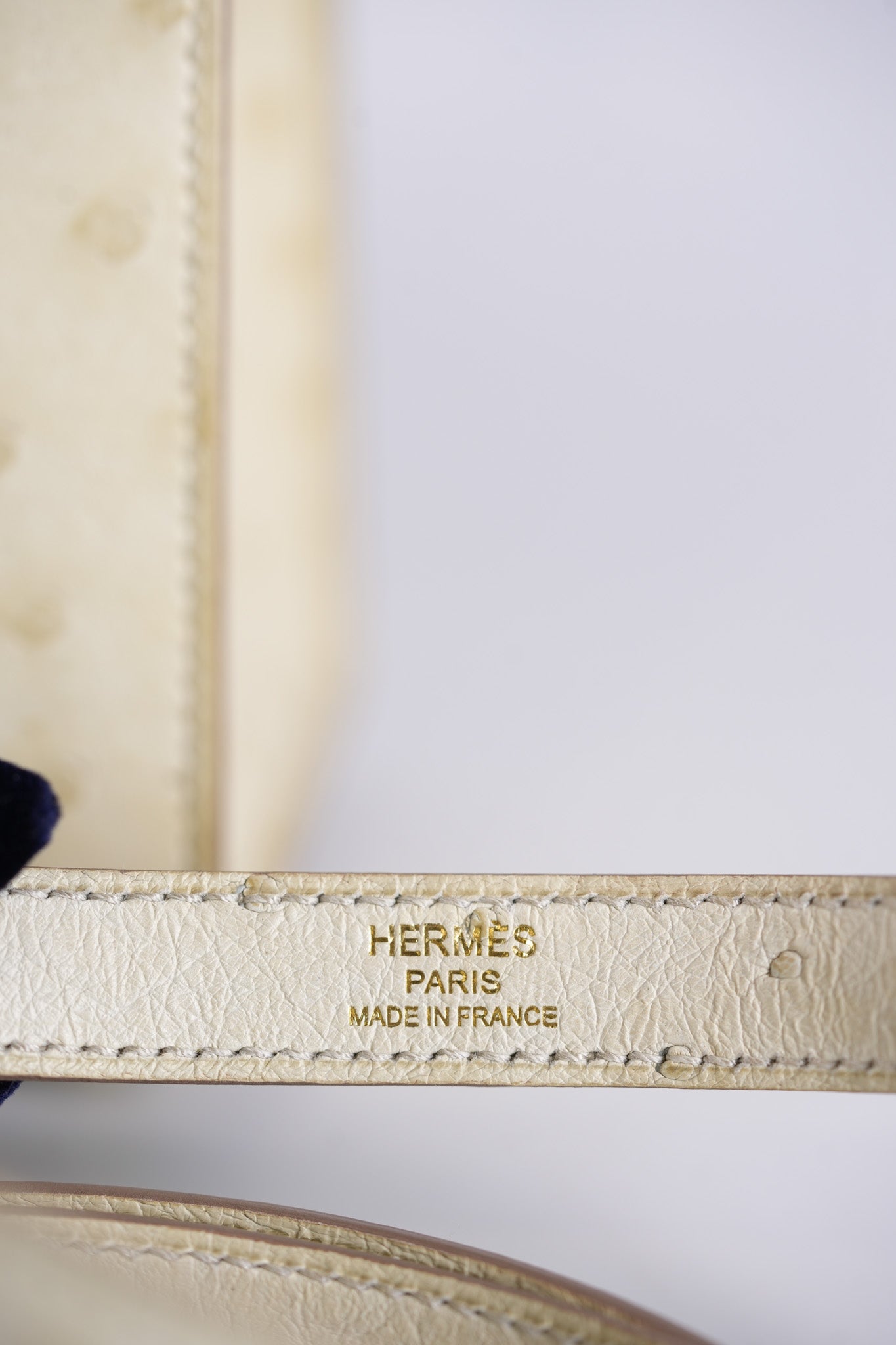 Kelly 25 Sellier Parchemin in Ostrich Leather and Gold Hardware Stamp Z (2021) | Purse Maison Luxury Bags Shop