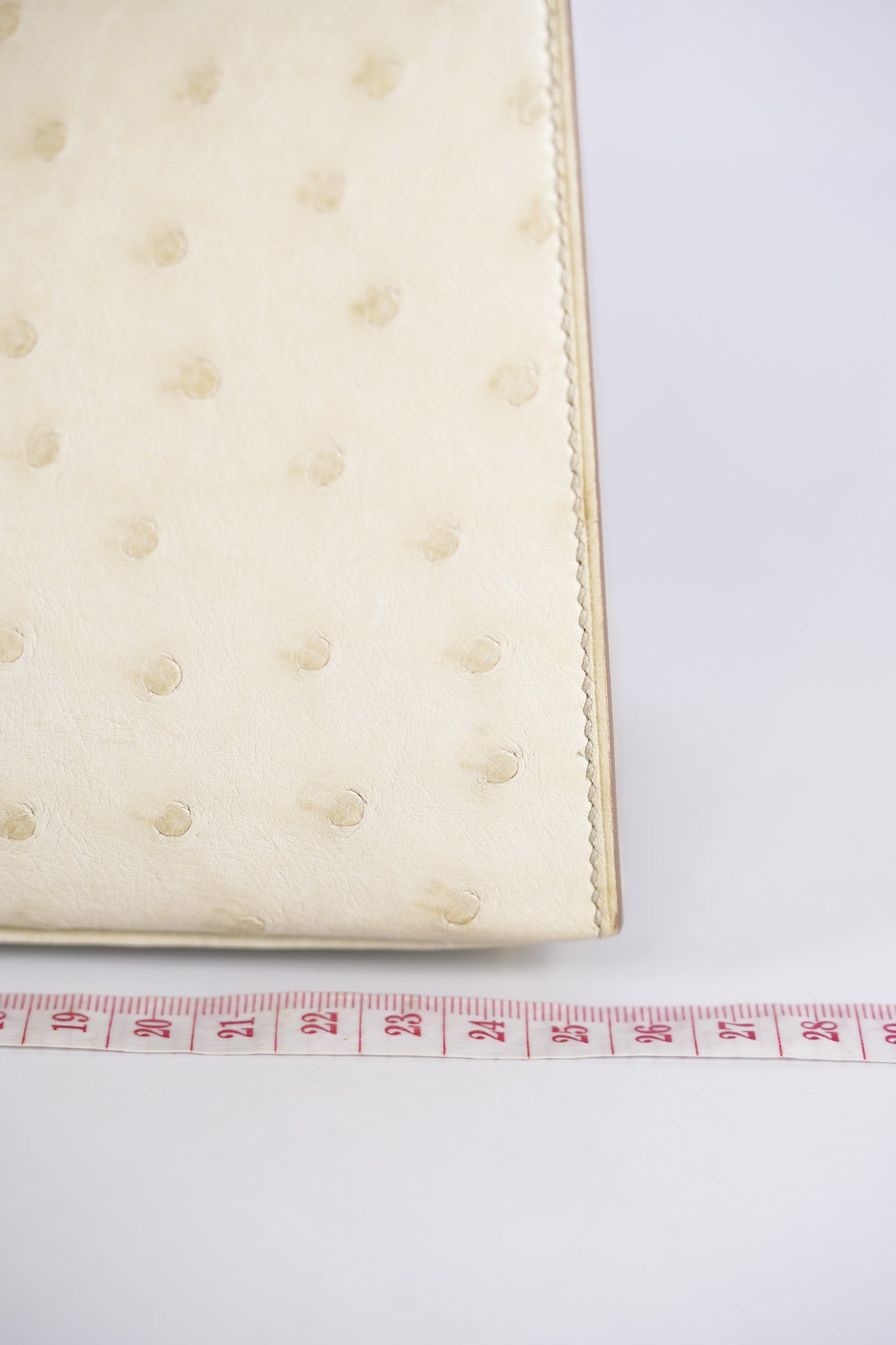 Kelly 25 Sellier Parchemin in Ostrich Leather and Gold Hardware Stamp Z (2021) | Purse Maison Luxury Bags Shop