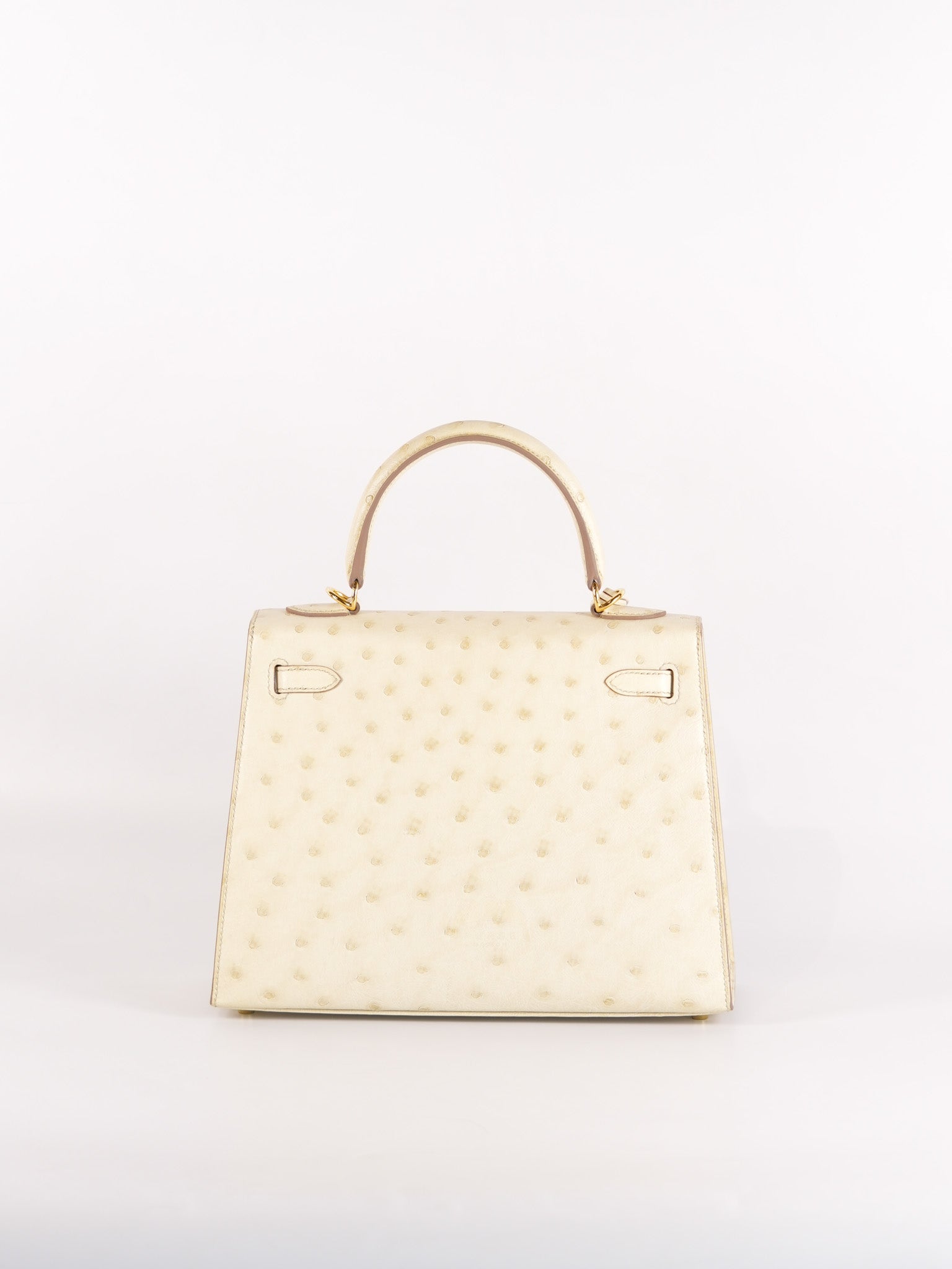 Kelly 25 Sellier Parchemin in Ostrich Leather and Gold Hardware Stamp Z (2021) | Purse Maison Luxury Bags Shop