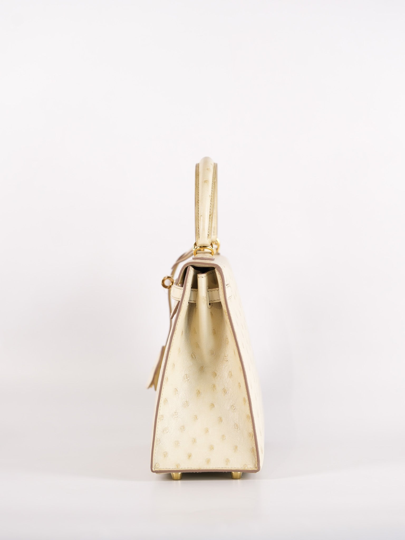 Kelly 25 Sellier Parchemin in Ostrich Leather and Gold Hardware Stamp Z (2021) | Purse Maison Luxury Bags Shop