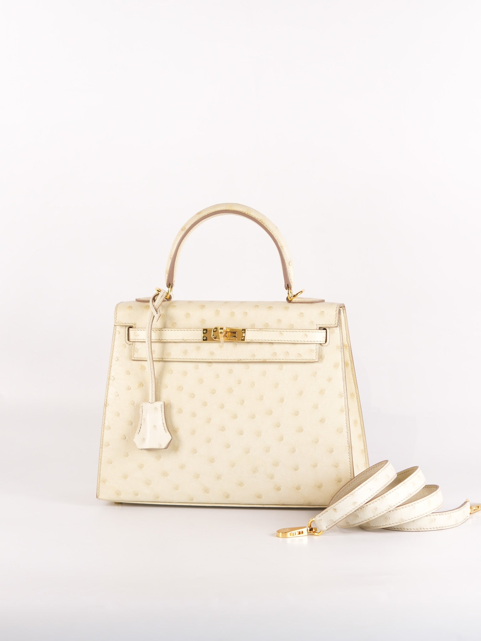 Kelly 25 Sellier Parchemin in Ostrich Leather and Gold Hardware Stamp Z (2021) | Purse Maison Luxury Bags Shop