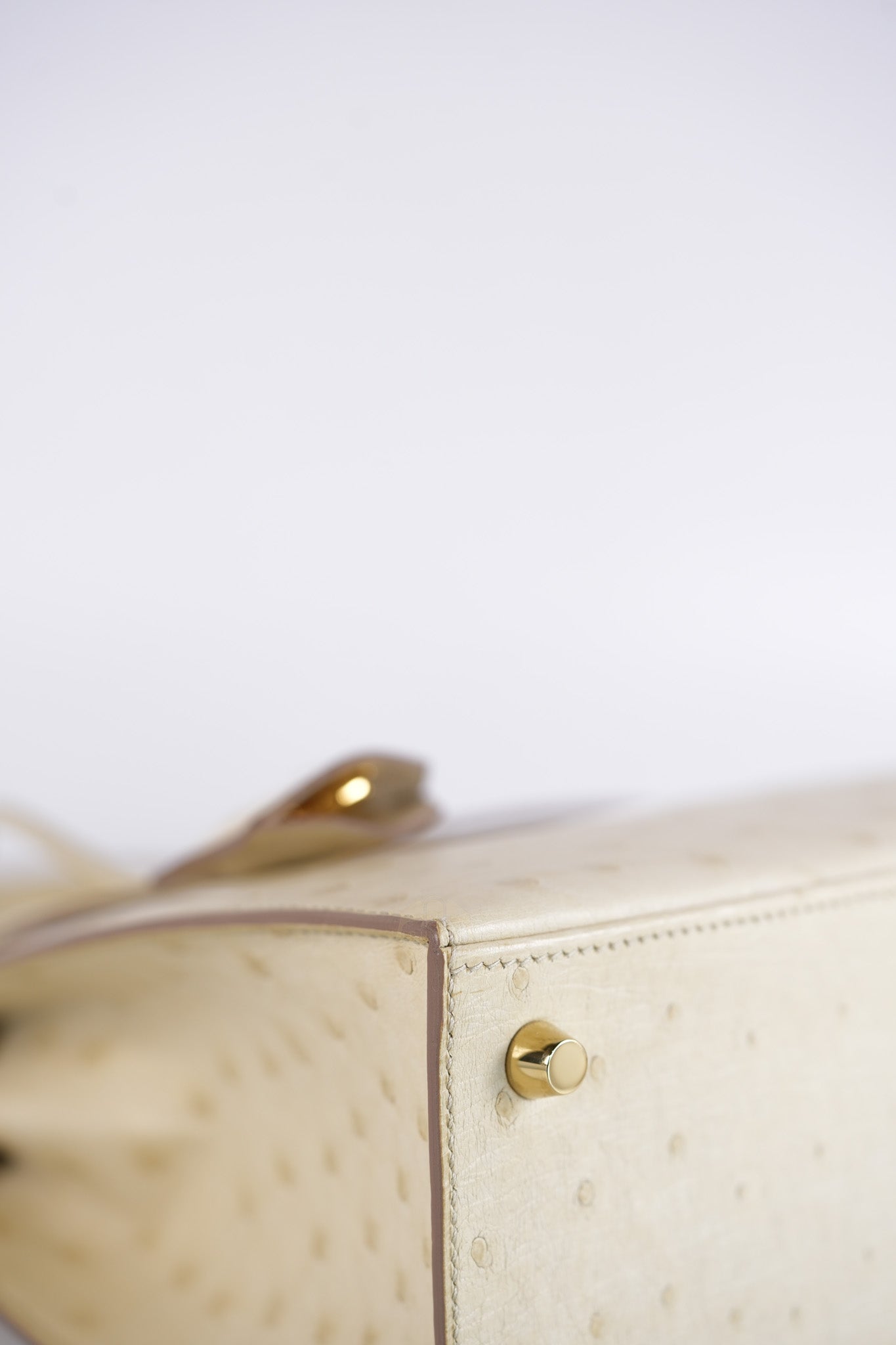 Kelly 25 Sellier Parchemin in Ostrich Leather and Gold Hardware Stamp Z (2021) | Purse Maison Luxury Bags Shop