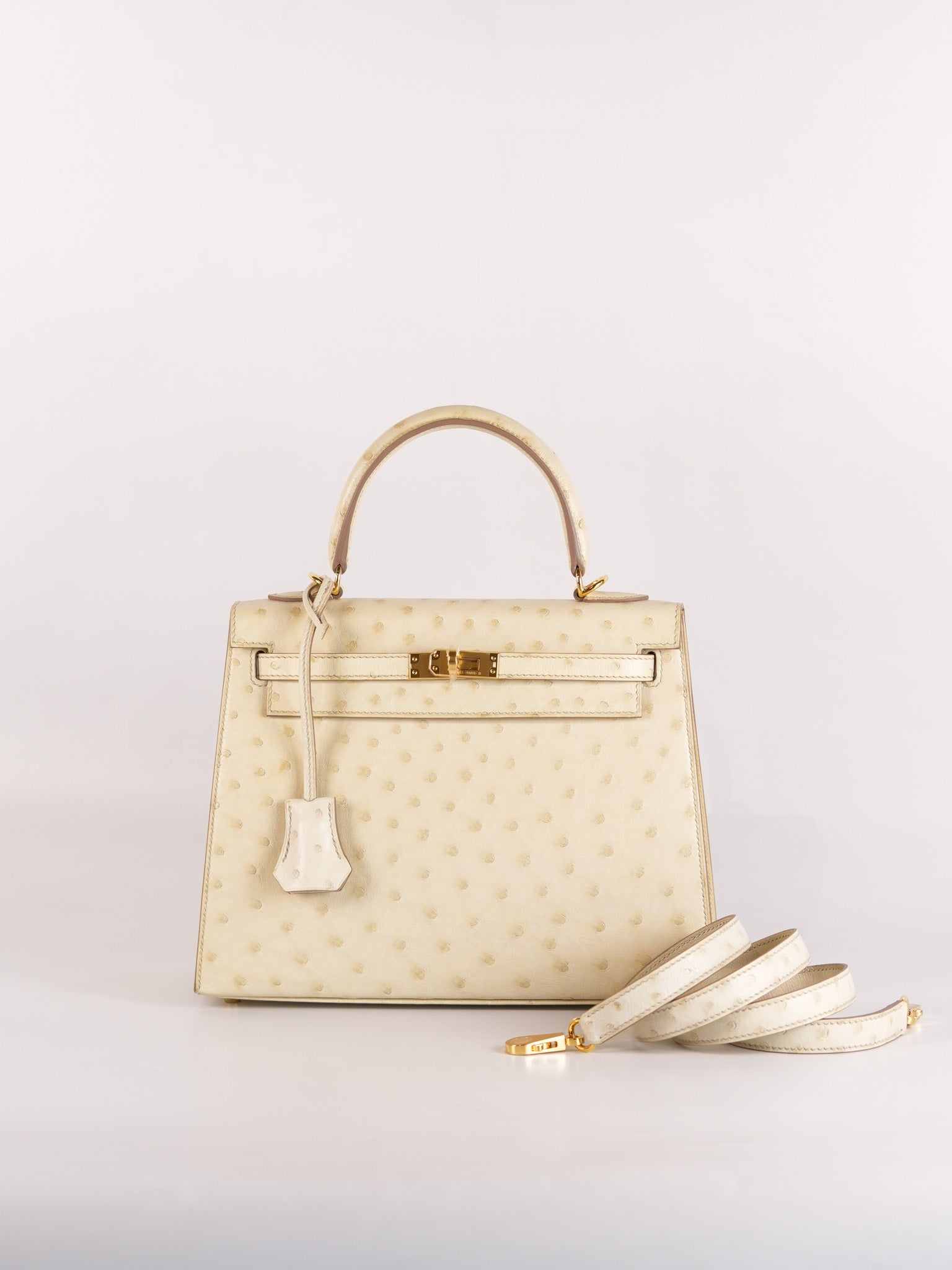 Kelly 25 Sellier Parchemin in Ostrich Leather and Gold Hardware Stamp Z (2021) | Purse Maison Luxury Bags Shop