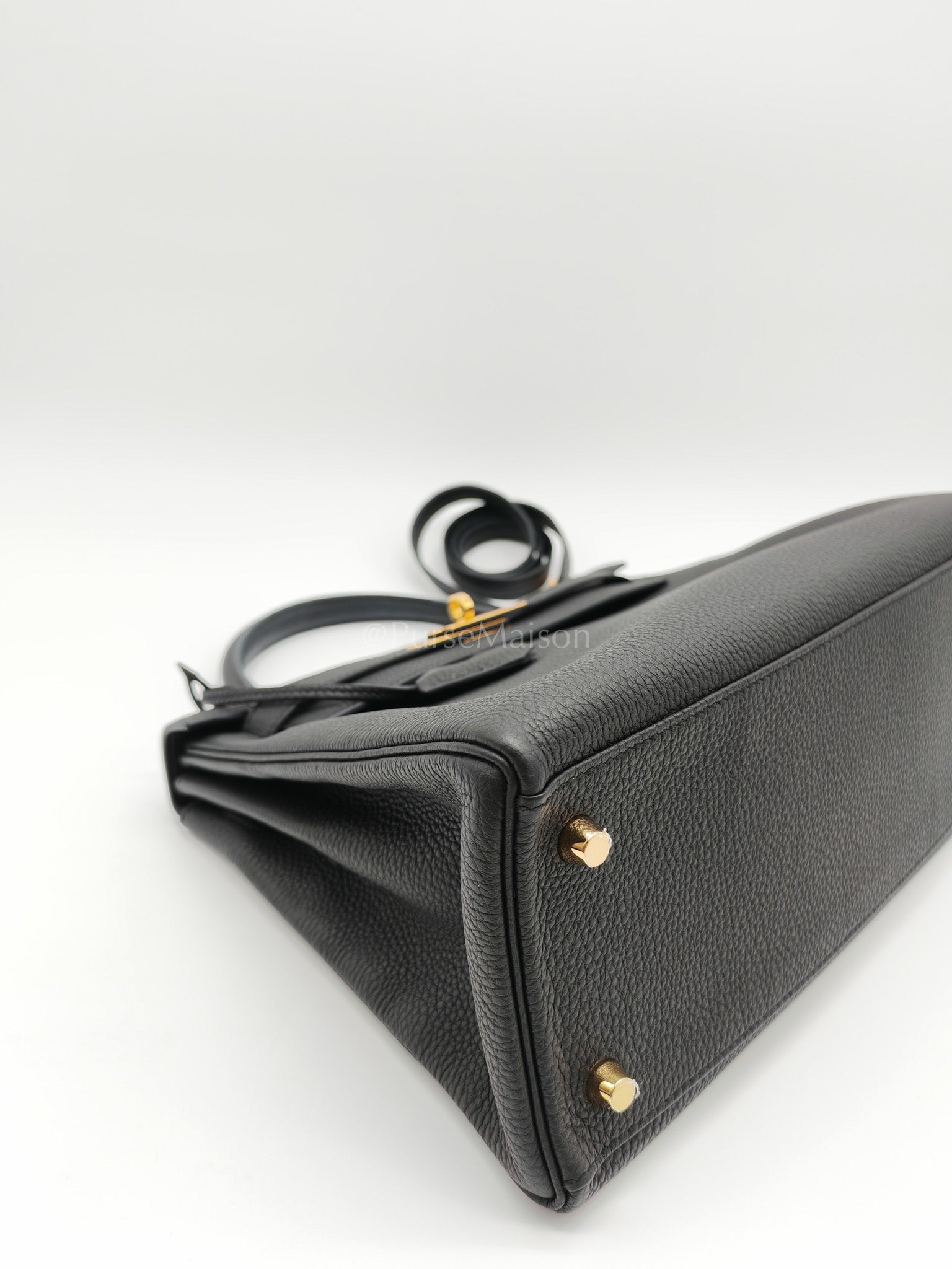 Kelly 28 Black/Noir Togo Leather in Gold Hardware Stamp C(2018) | Purse Maison Luxury Bags Shop