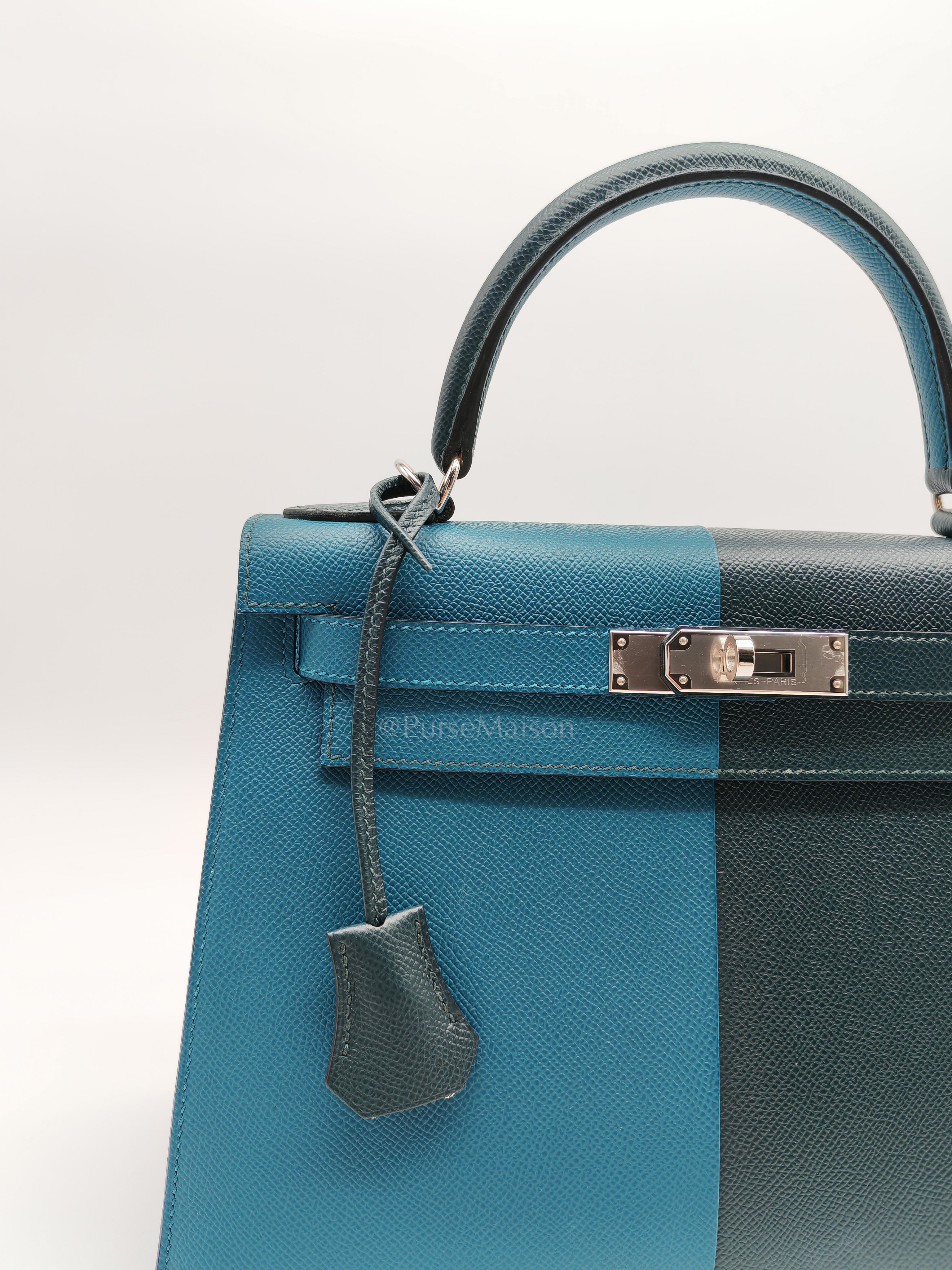 Kelly 28 Sellier Casaque Tri-color Vert Cypress/ Vert Bosphore/Gold Epsom Leather and Palladium Hardware Stamp B (2023) | Purse Maison Luxury Bags Shop