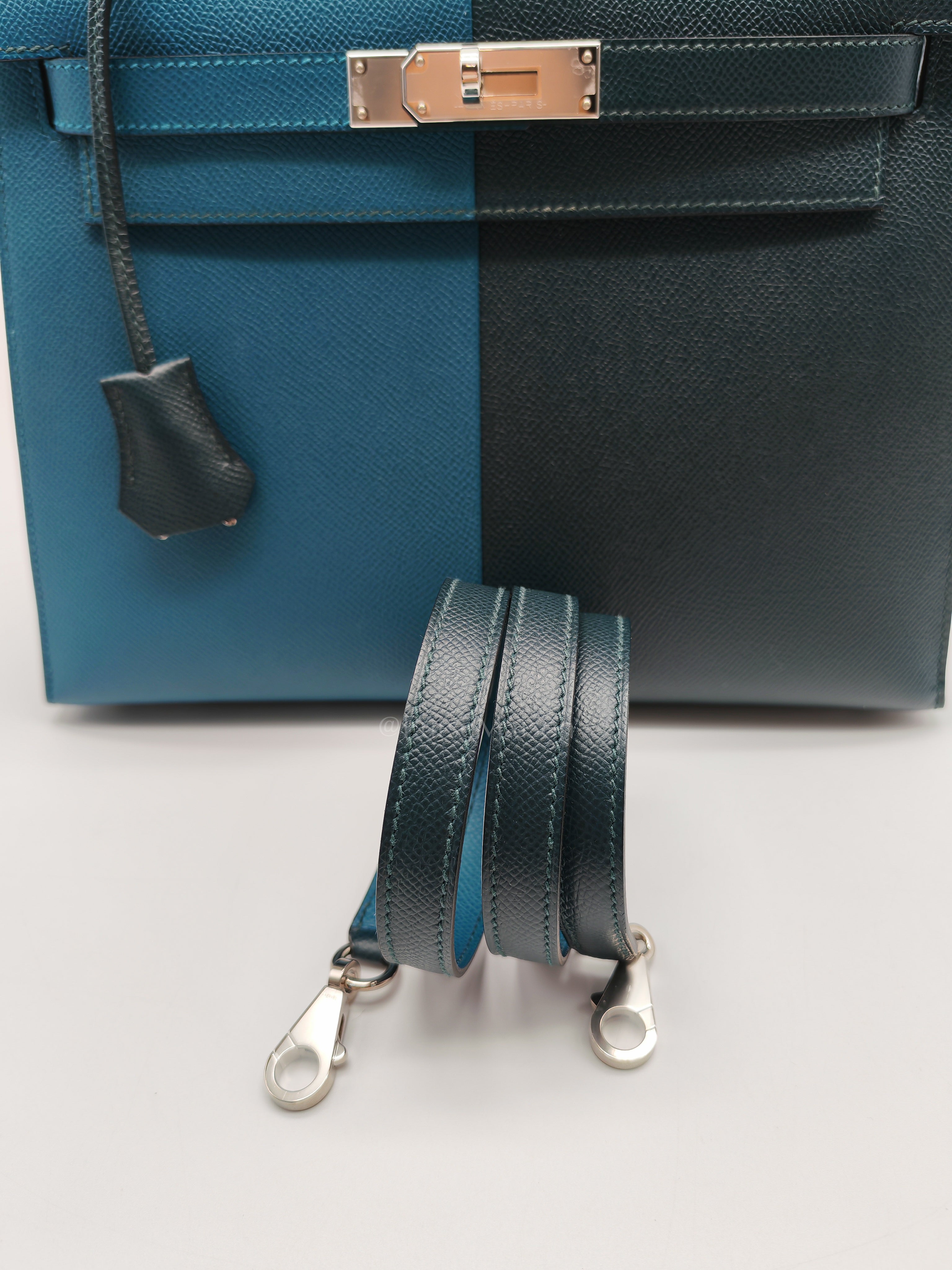Kelly 28 Sellier Casaque Tri-color Vert Cypress/ Vert Bosphore/Gold Epsom Leather and Palladium Hardware Stamp B (2023) | Purse Maison Luxury Bags Shop