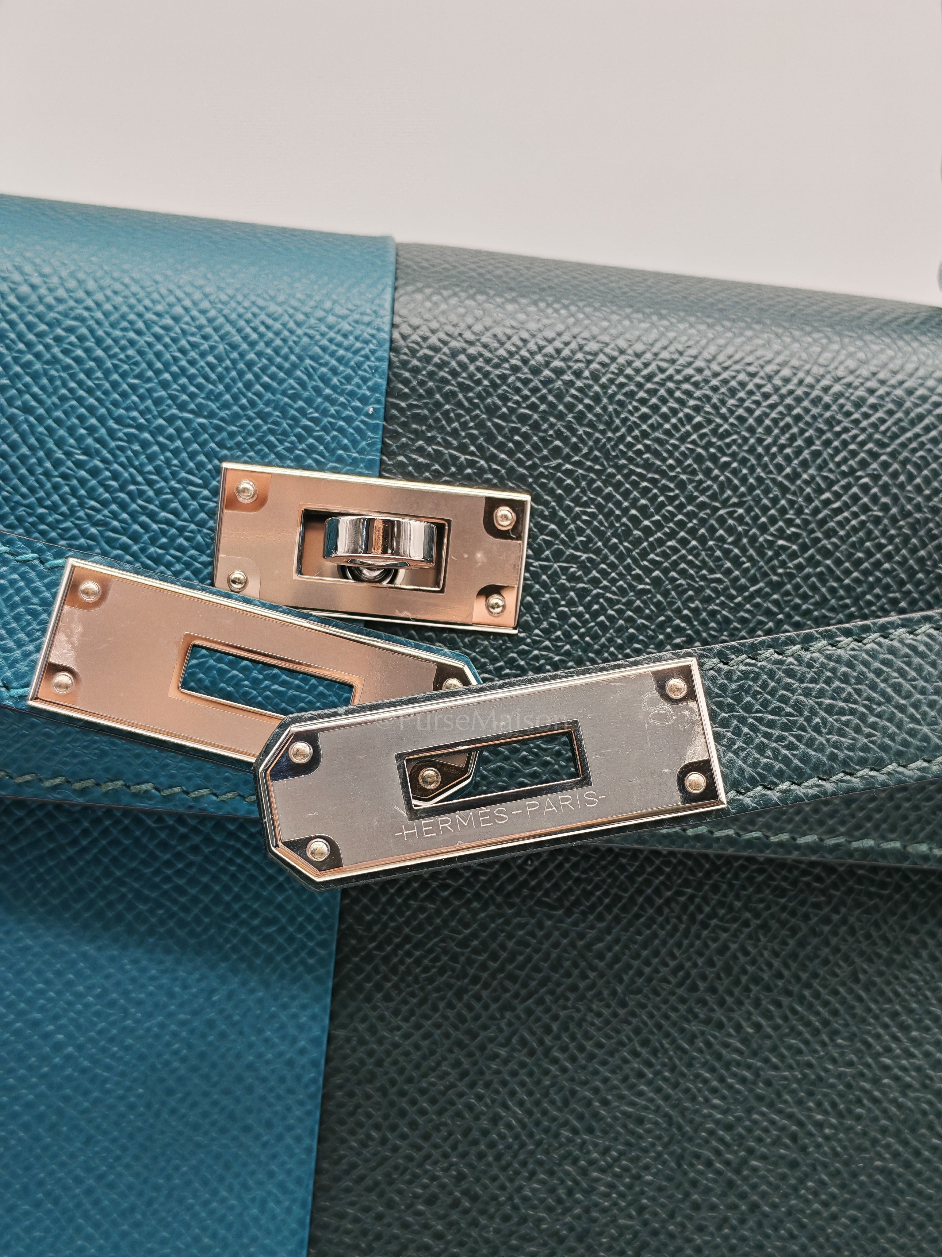 Kelly 28 Sellier Casaque Tri-color Vert Cypress/ Vert Bosphore/Gold Epsom Leather and Palladium Hardware Stamp B (2023) | Purse Maison Luxury Bags Shop