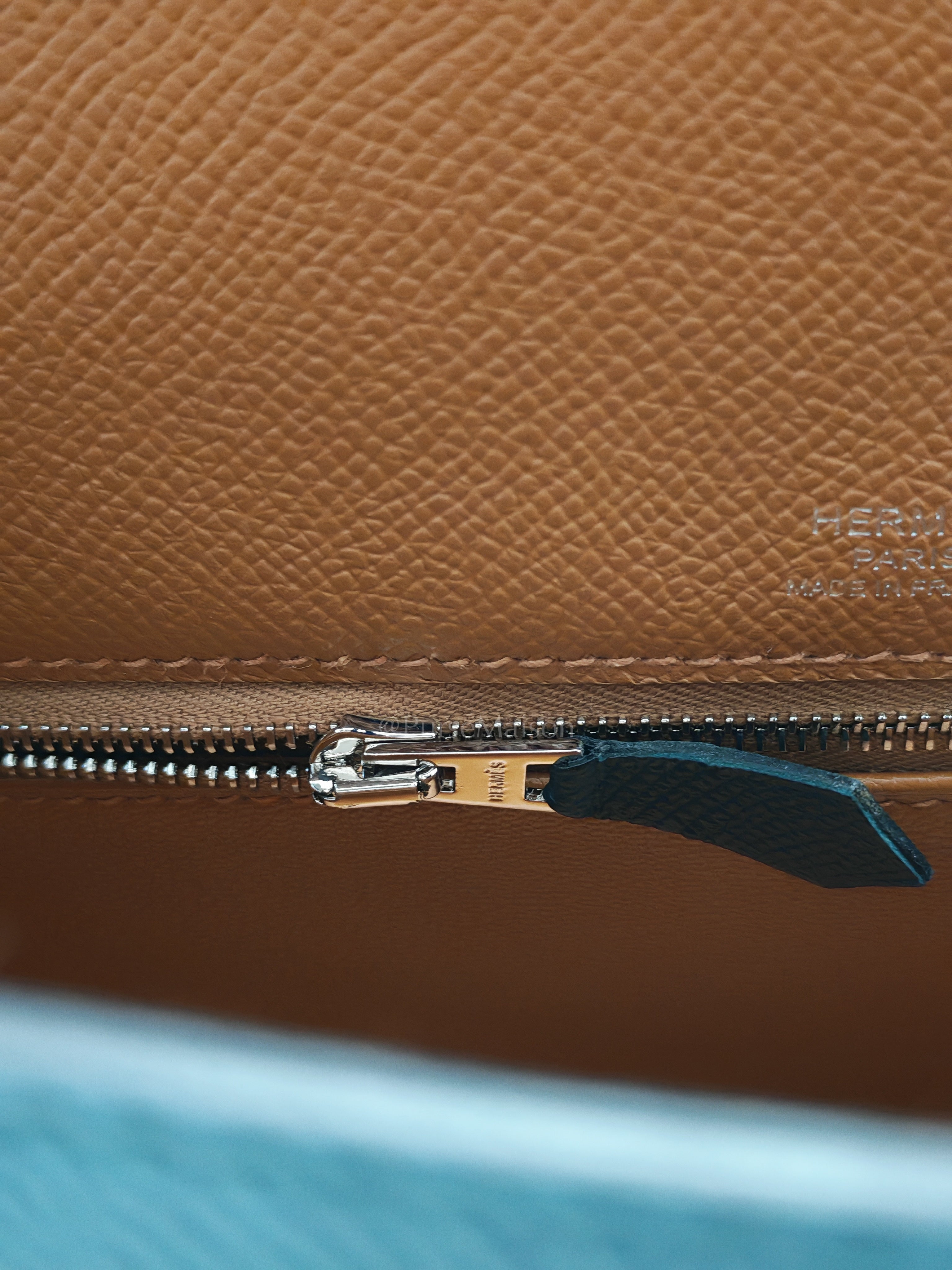 Kelly 28 Sellier Casaque Tri-color Vert Cypress/ Vert Bosphore/Gold Epsom Leather and Palladium Hardware Stamp B (2023) | Purse Maison Luxury Bags Shop