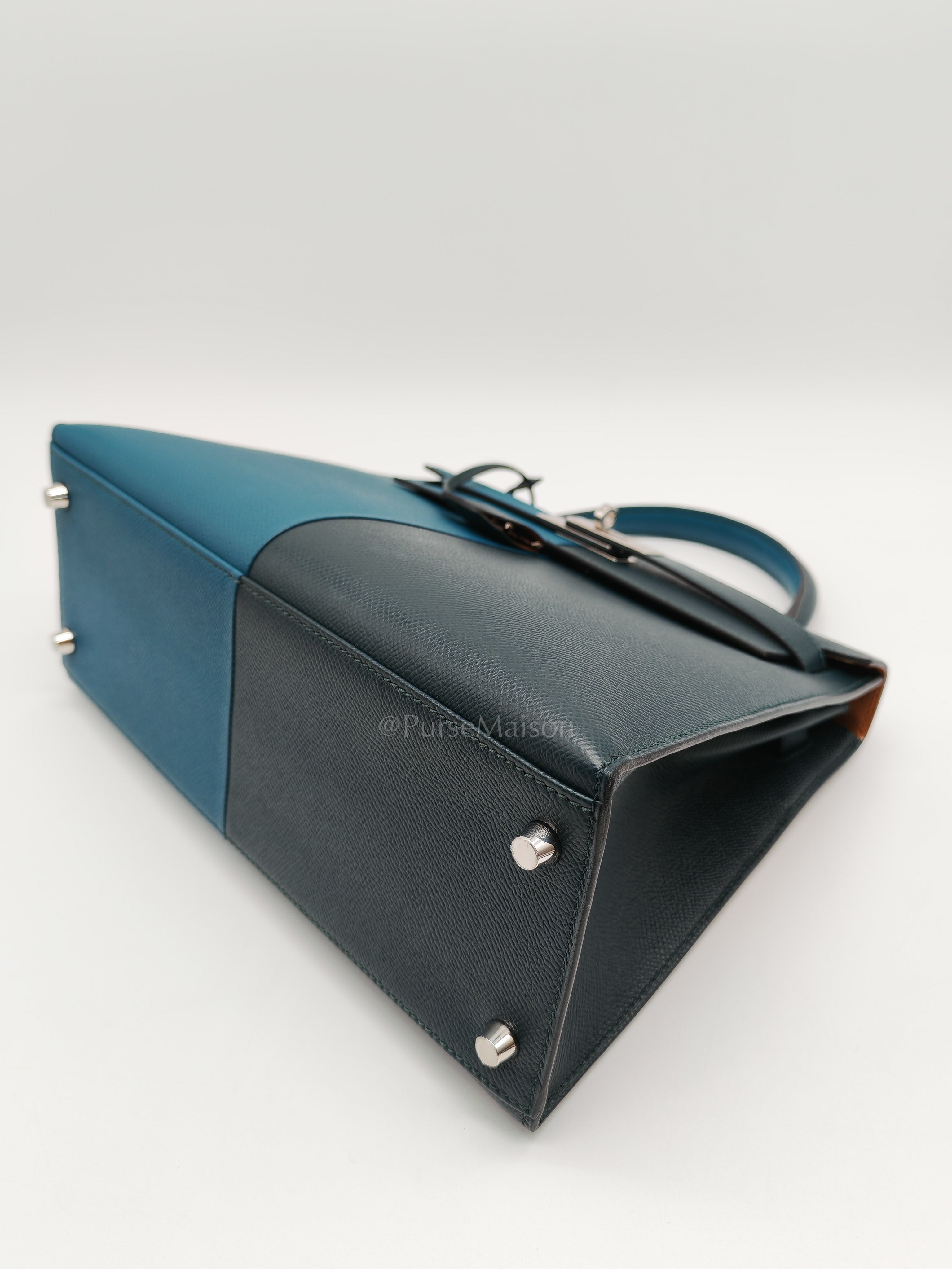 Kelly 28 Sellier Casaque Tri-color Vert Cypress/ Vert Bosphore/Gold Epsom Leather and Palladium Hardware Stamp B (2023) | Purse Maison Luxury Bags Shop