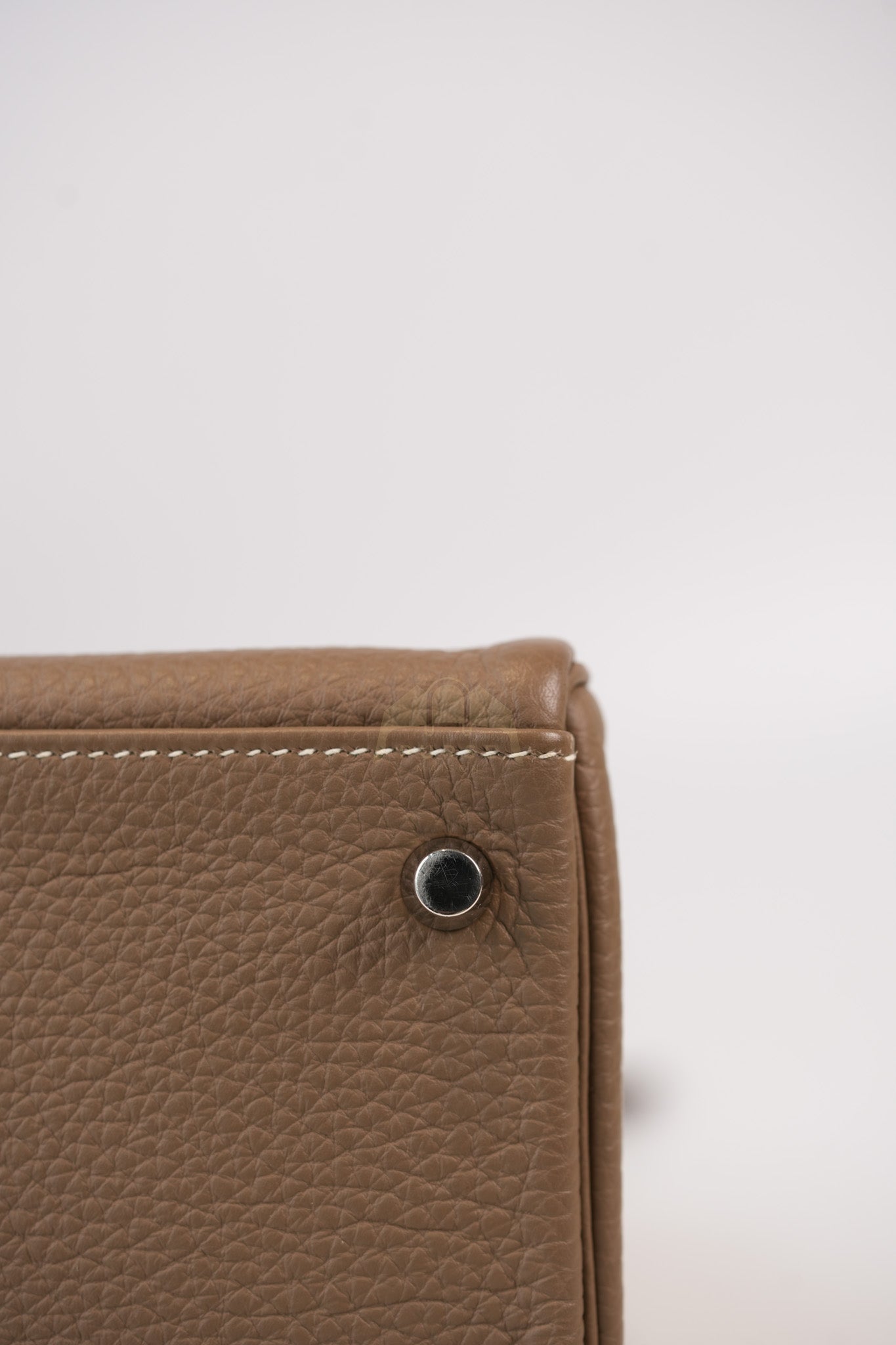 Kelly 32 Etoupe in Togo Leather and Palladium Hardware Stamp Square Q (2013) | Purse Maison Luxury Bags Shop