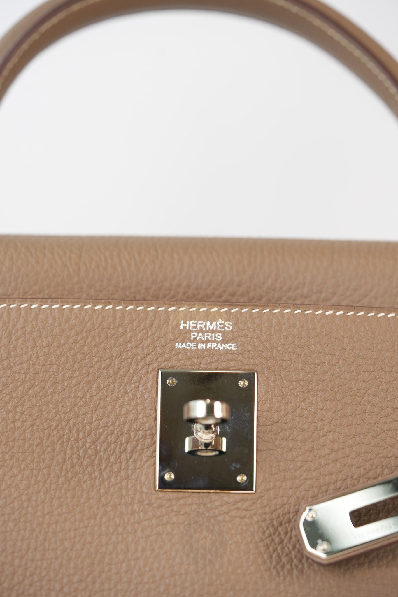 Kelly 32 Etoupe in Togo Leather and Palladium Hardware Stamp Square Q (2013) | Purse Maison Luxury Bags Shop