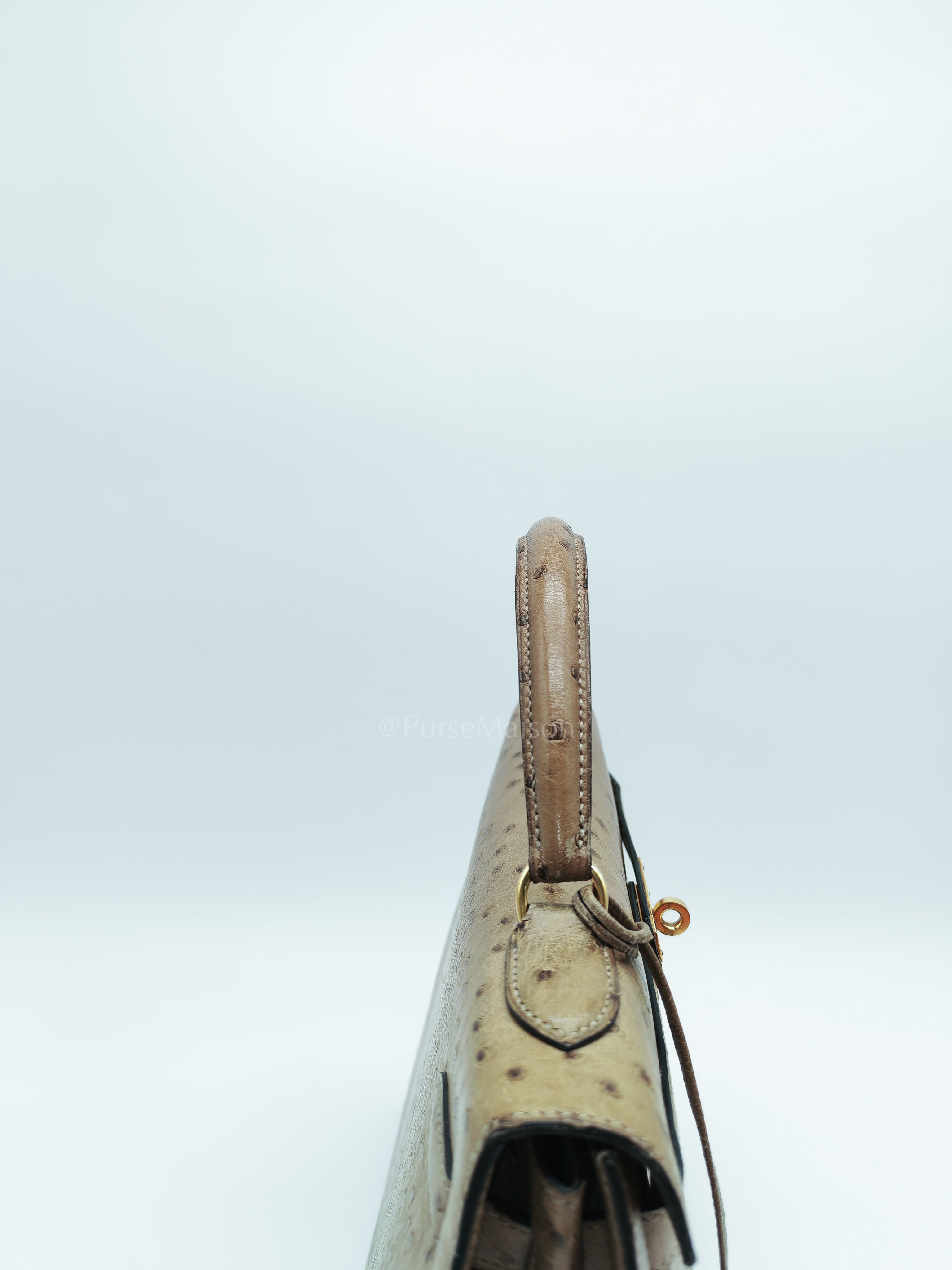 Kelly 32 Sellier in Mousse Ostrich Leather & Gold Hardware Stamp Circle V (1992) | Purse Maison Luxury Bags Shop
