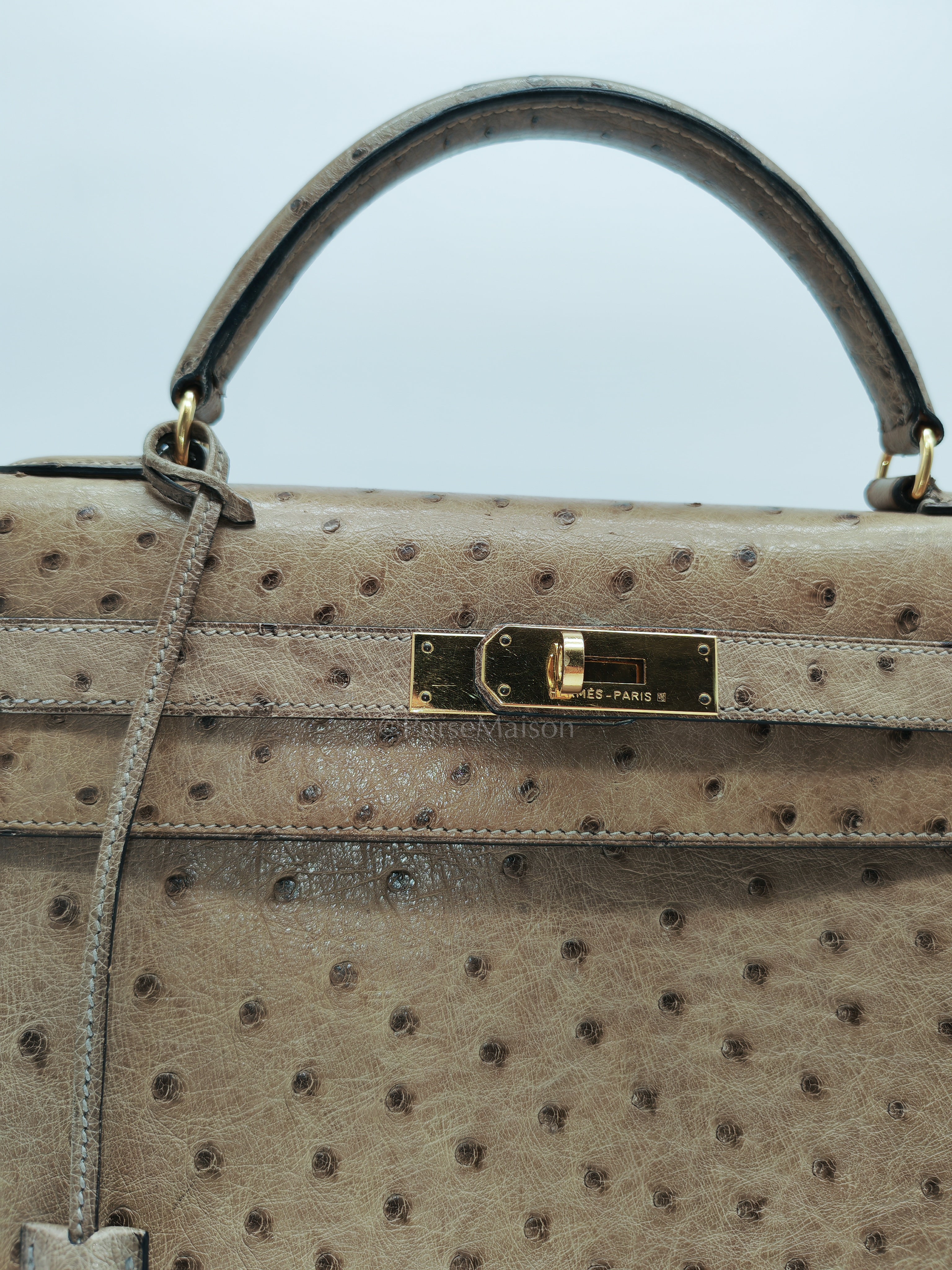 Kelly 32 Sellier in Mousse Ostrich Leather & Gold Hardware Stamp Circle V (1992) | Purse Maison Luxury Bags Shop