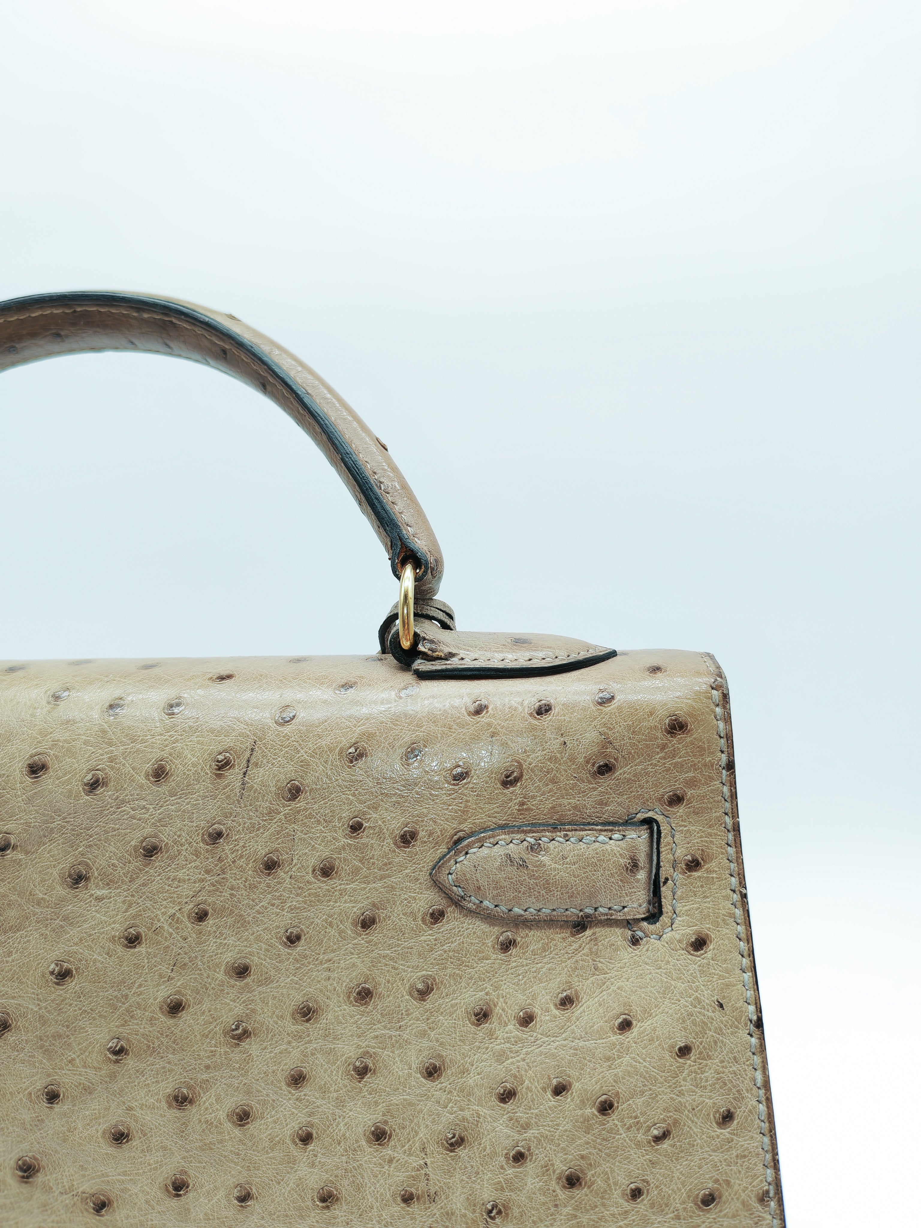 Kelly 32 Sellier in Mousse Ostrich Leather & Gold Hardware Stamp Circle V (1992) | Purse Maison Luxury Bags Shop