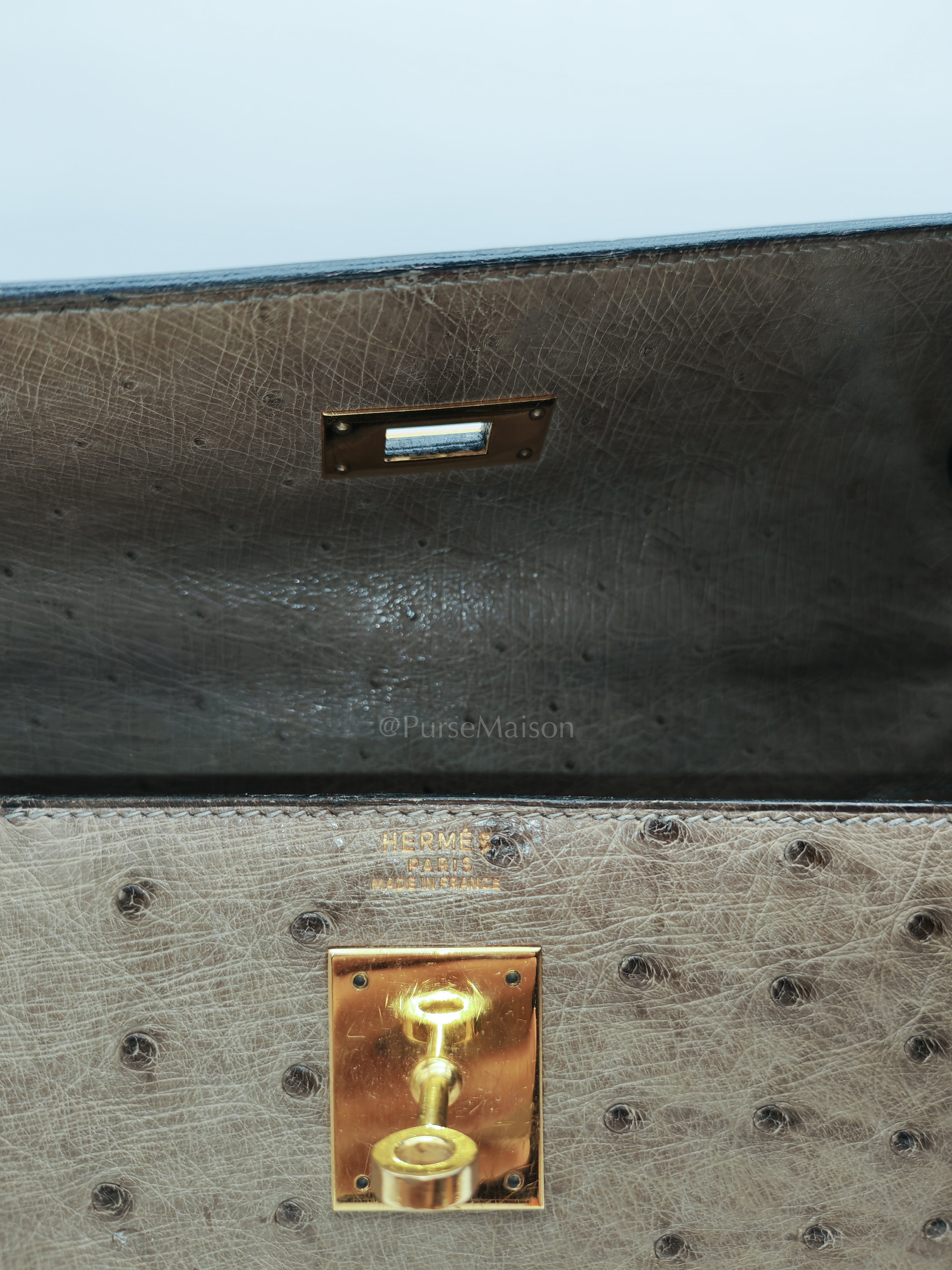 Kelly 32 Sellier in Mousse Ostrich Leather & Gold Hardware Stamp Circle V (1992) | Purse Maison Luxury Bags Shop