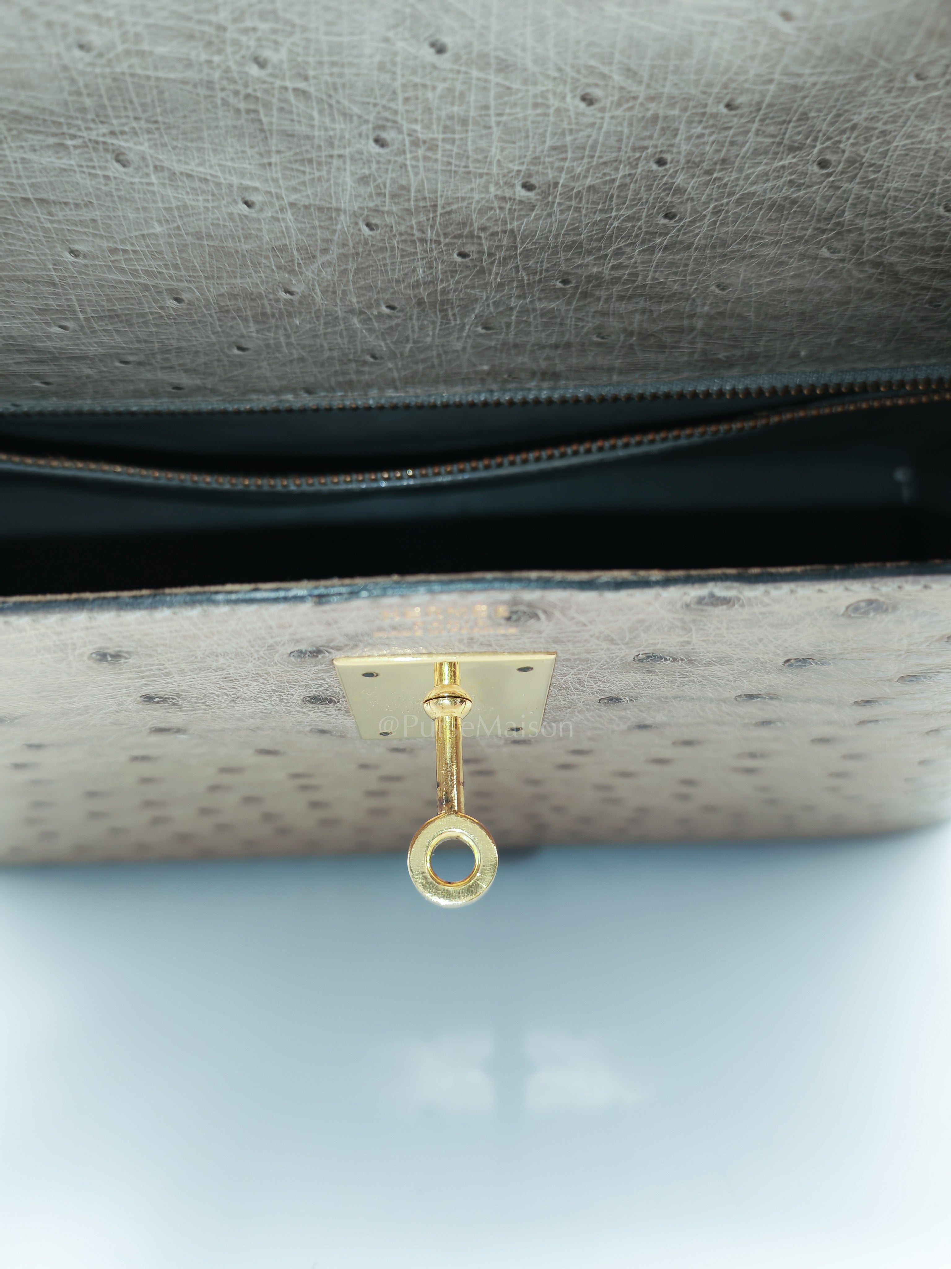 Kelly 32 Sellier in Mousse Ostrich Leather & Gold Hardware Stamp Circle V (1992) | Purse Maison Luxury Bags Shop