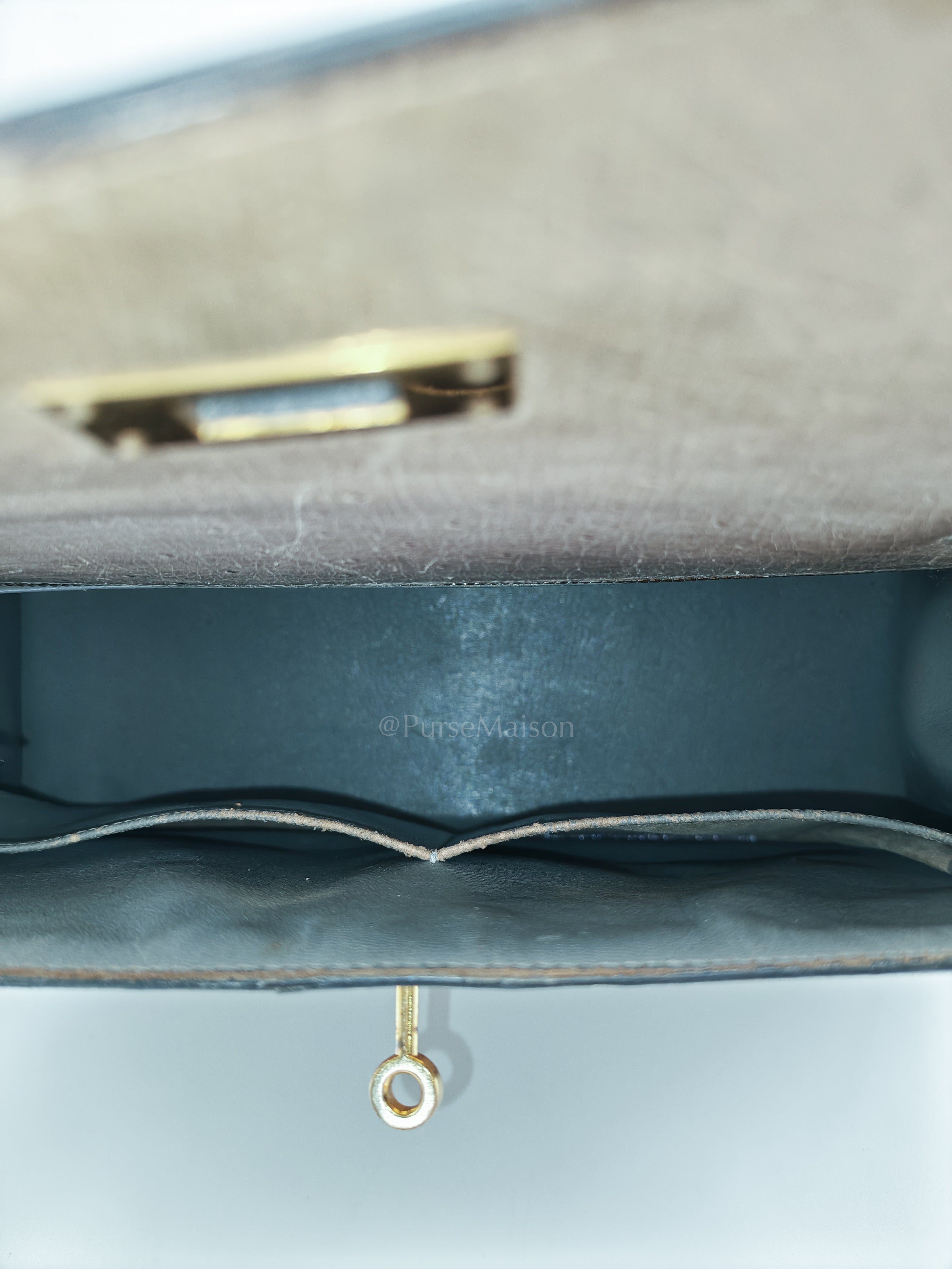 Kelly 32 Sellier in Mousse Ostrich Leather & Gold Hardware Stamp Circle V (1992) | Purse Maison Luxury Bags Shop