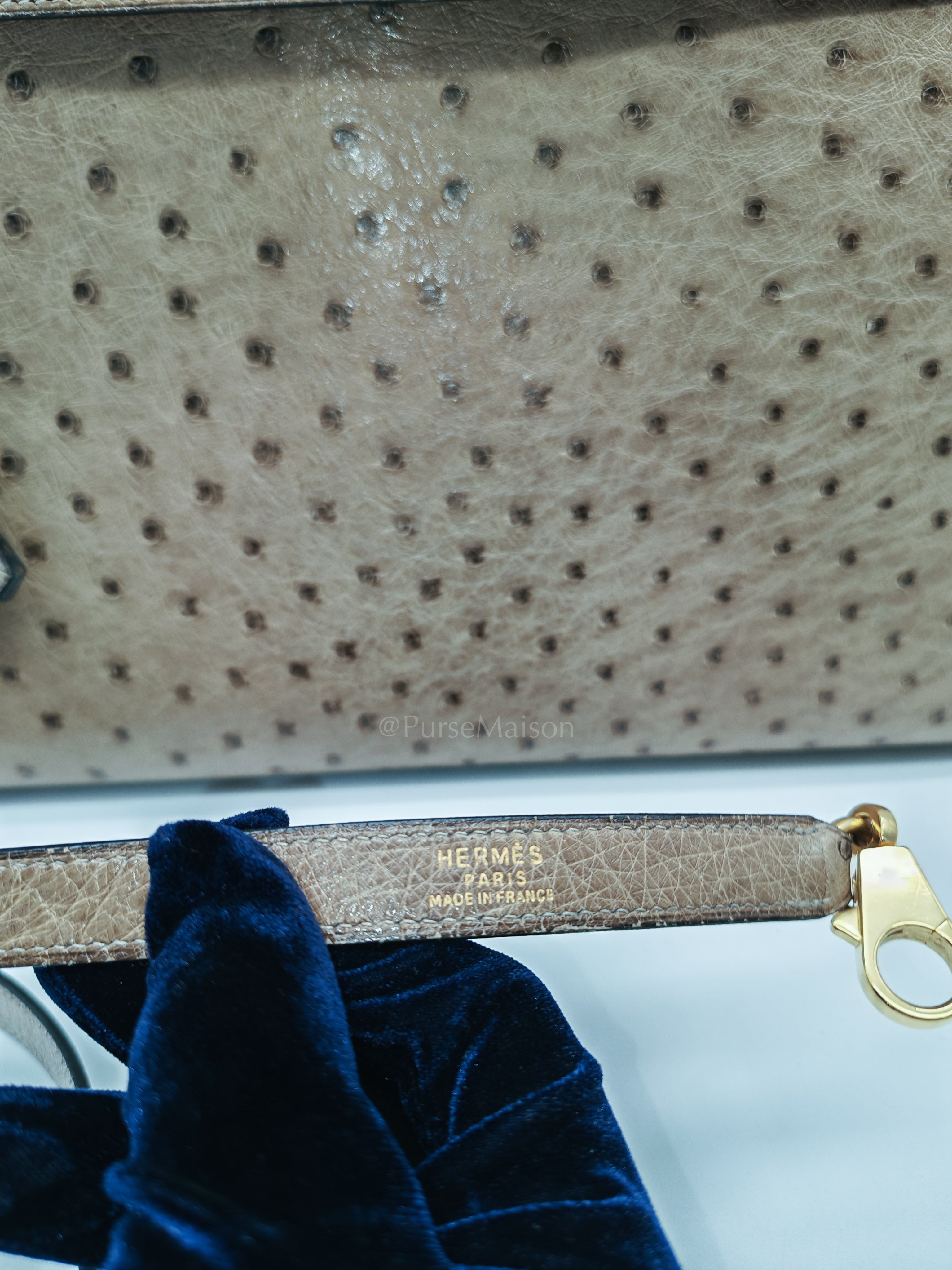 Kelly 32 Sellier in Mousse Ostrich Leather & Gold Hardware Stamp Circle V (1992) | Purse Maison Luxury Bags Shop