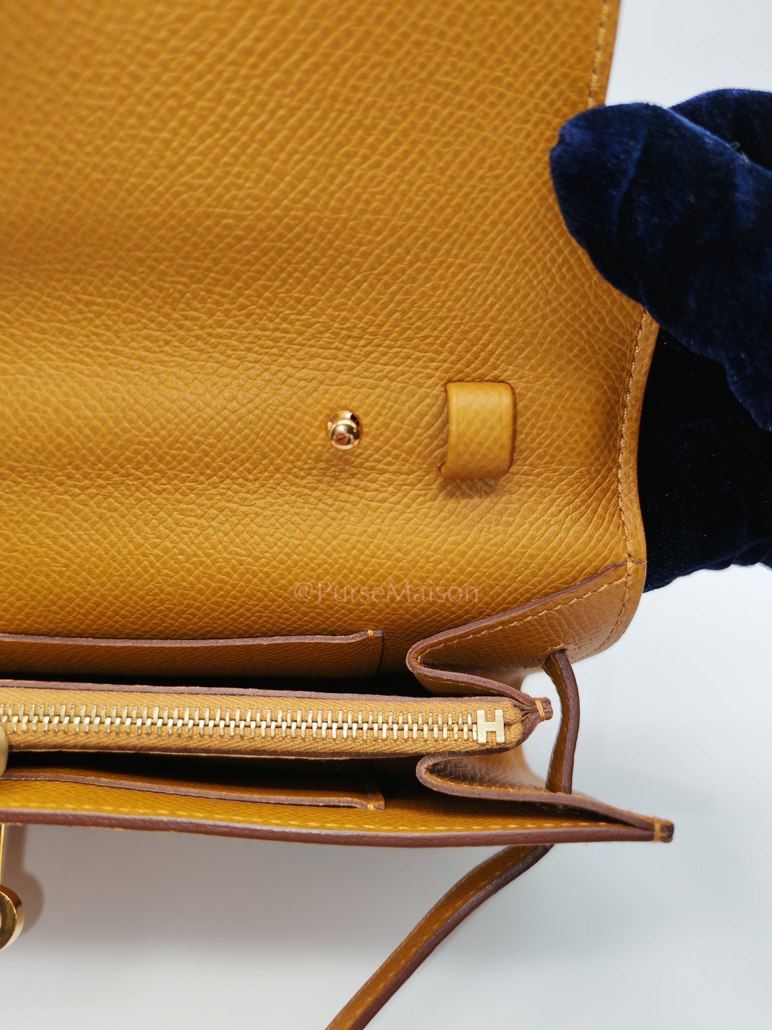 Kelly To Go Sesame in Epsom Leather and Gold Hardware Stamp Y (2020) | Purse Maison Luxury Bags Shop