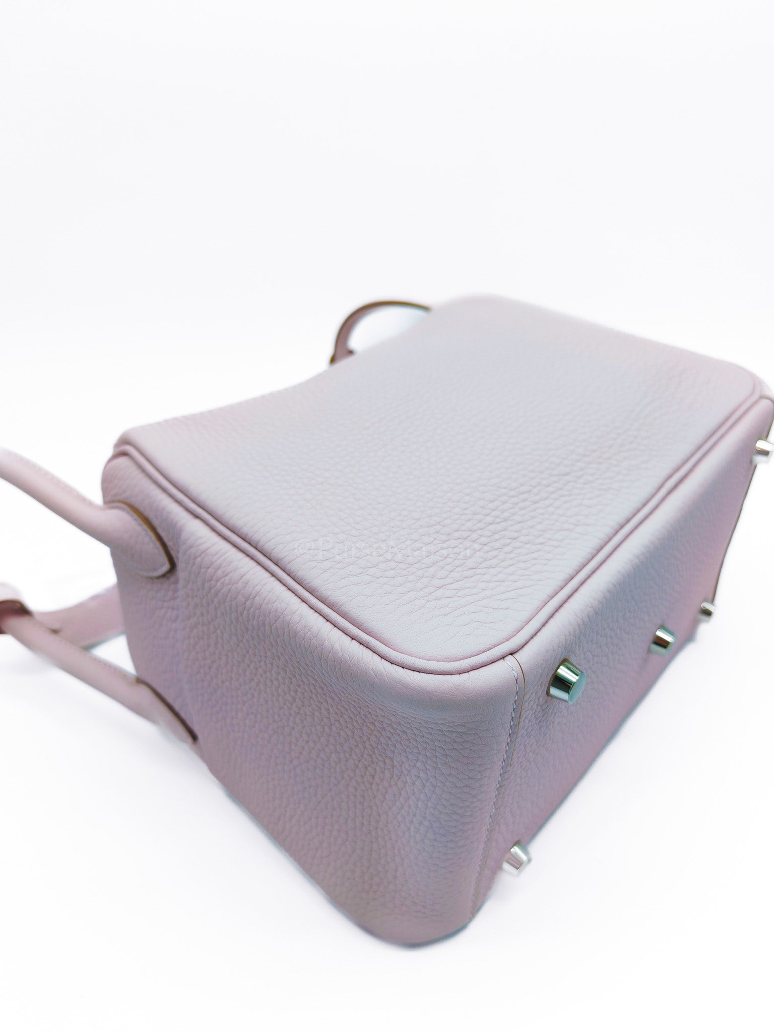 Lindy 26 Mauve Pale in Clemence Bull Calfskin Leather and Palladium Hardware Stamp W (2024) | Purse Maison Luxury Bags Shop