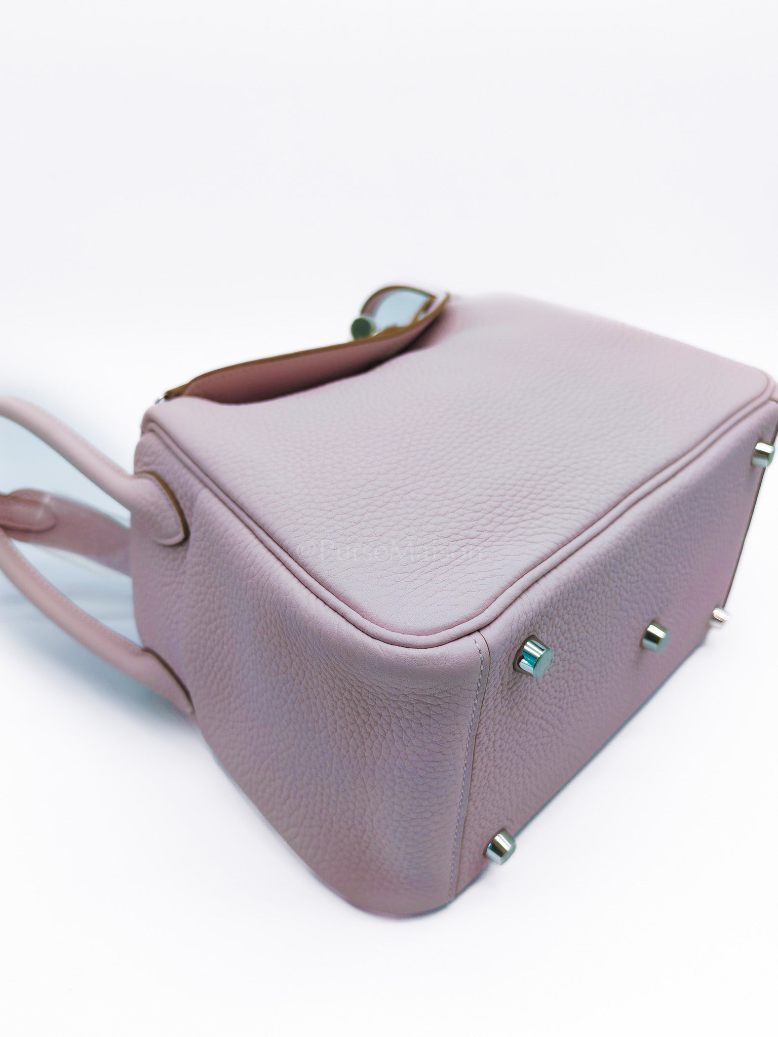 Lindy 26 Mauve Pale in Clemence Bull Calfskin Leather and Palladium Hardware Stamp W (2024) | Purse Maison Luxury Bags Shop