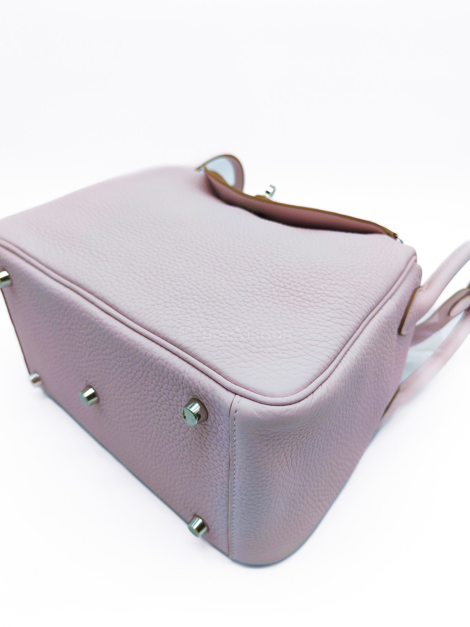 Lindy 26 Mauve Pale in Clemence Bull Calfskin Leather and Palladium Hardware Stamp W (2024) | Purse Maison Luxury Bags Shop