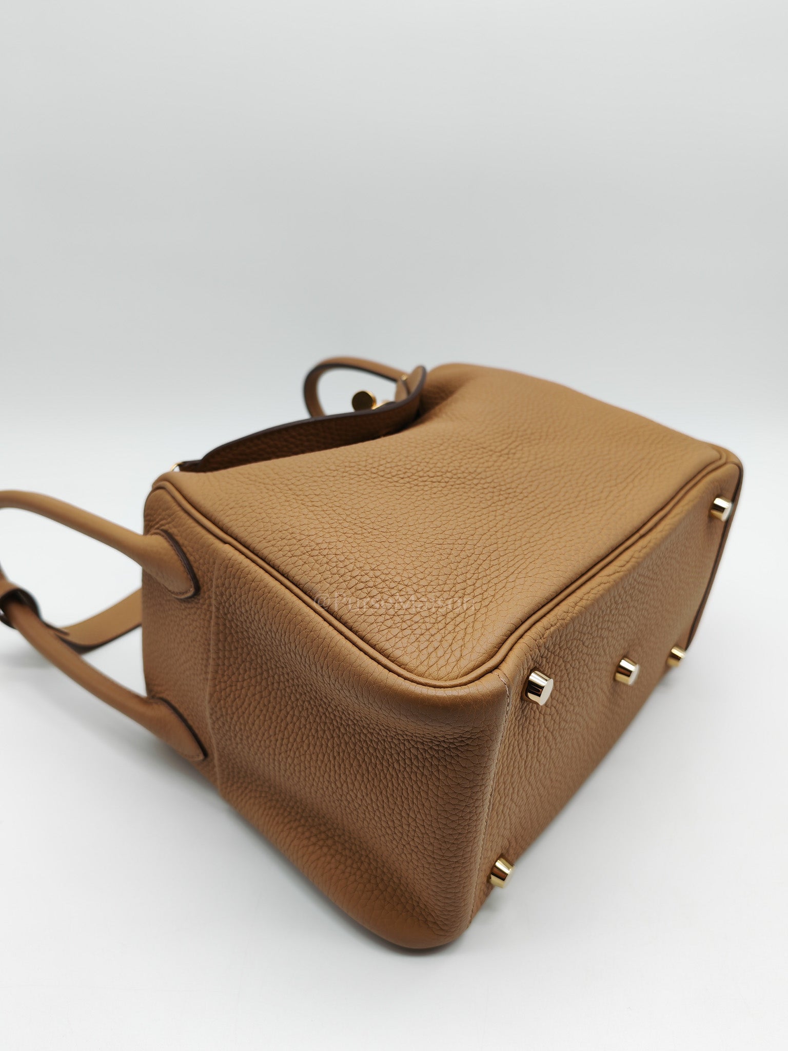 Lindy 26 in Biscuit Clemence Leather & Gold Hardware Stamp B (2023)