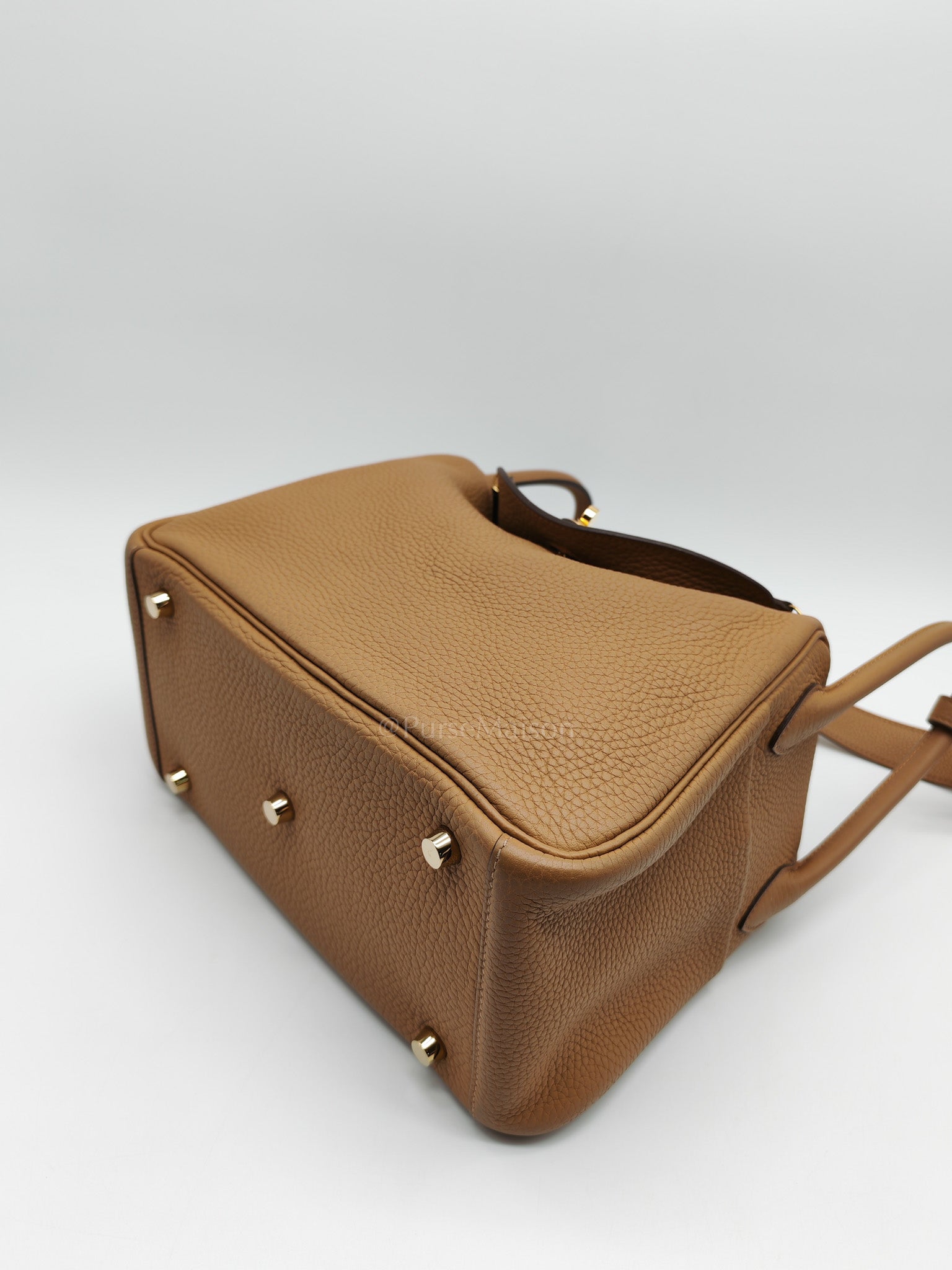 Lindy 26 in Biscuit Clemence Leather & Gold Hardware Stamp B (2023)