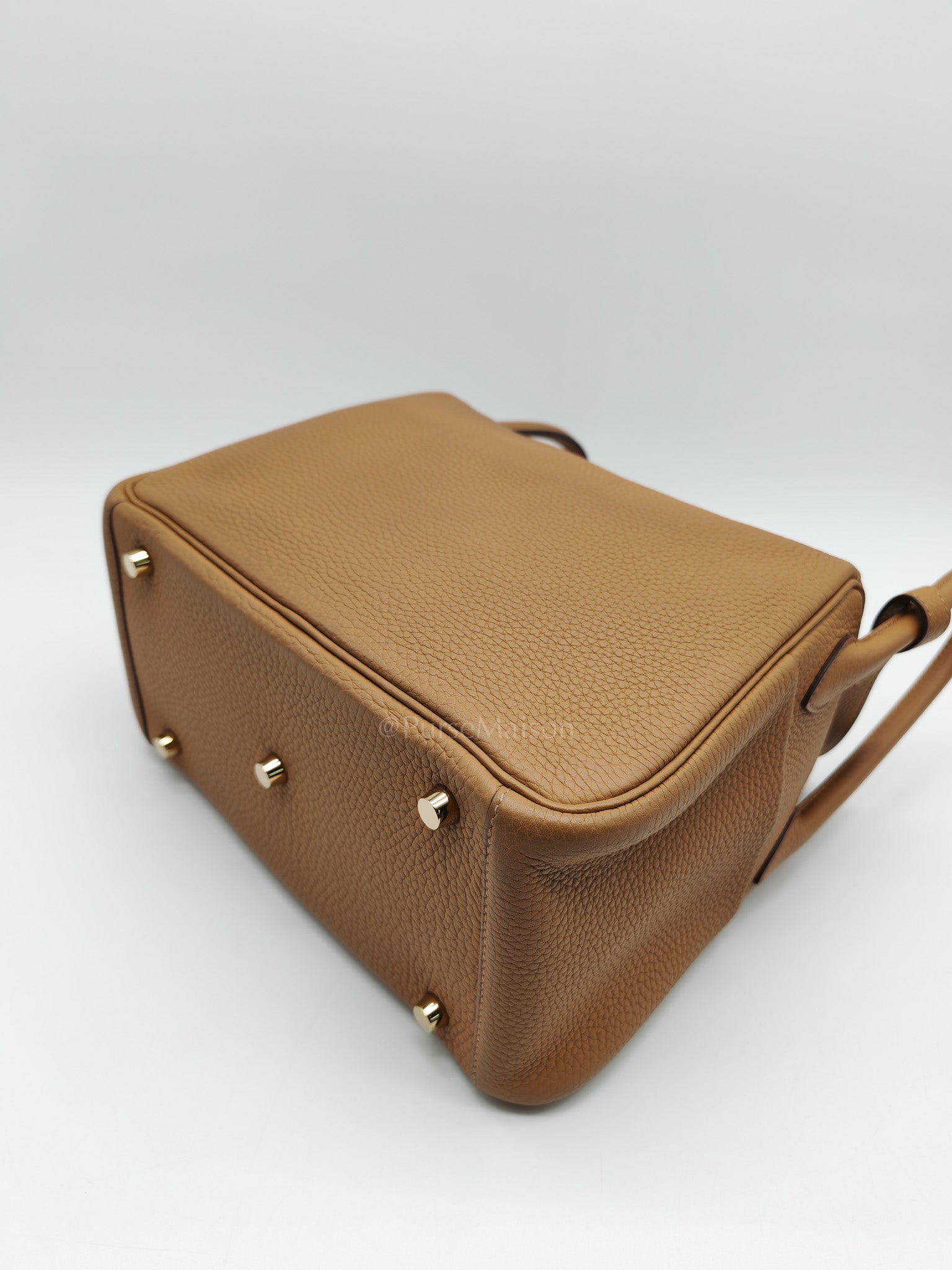 Lindy 26 in Biscuit Clemence Leather & Gold Hardware Stamp B (2023)