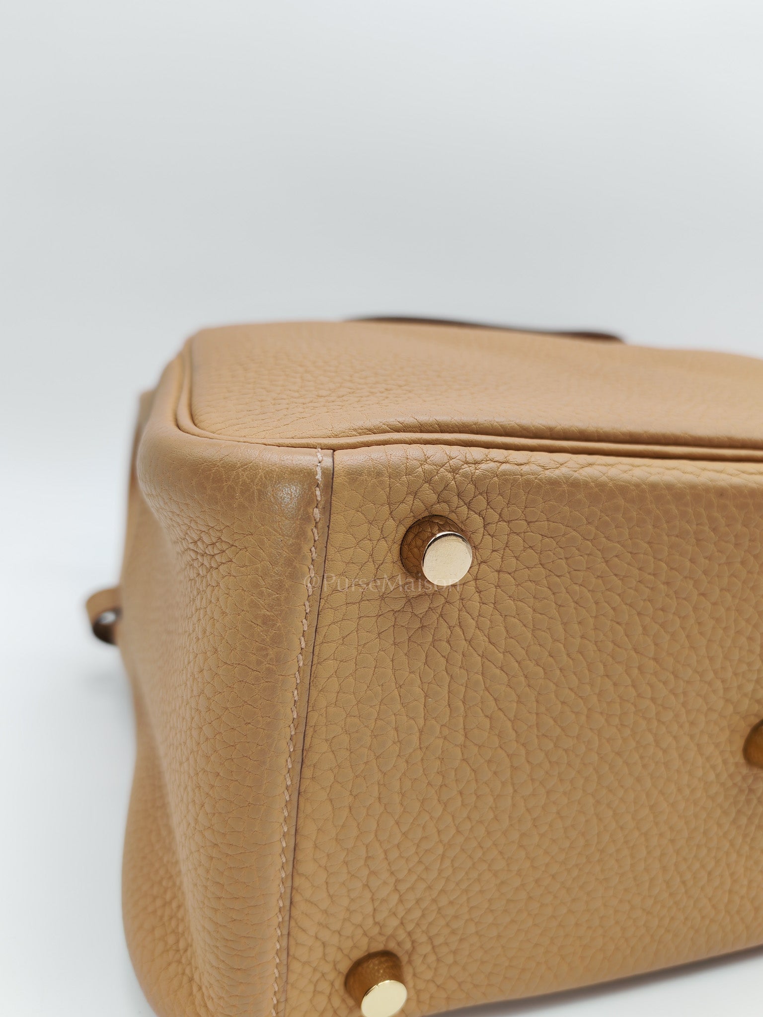 Lindy 26 in Biscuit Clemence Leather & Gold Hardware Stamp B (2023)