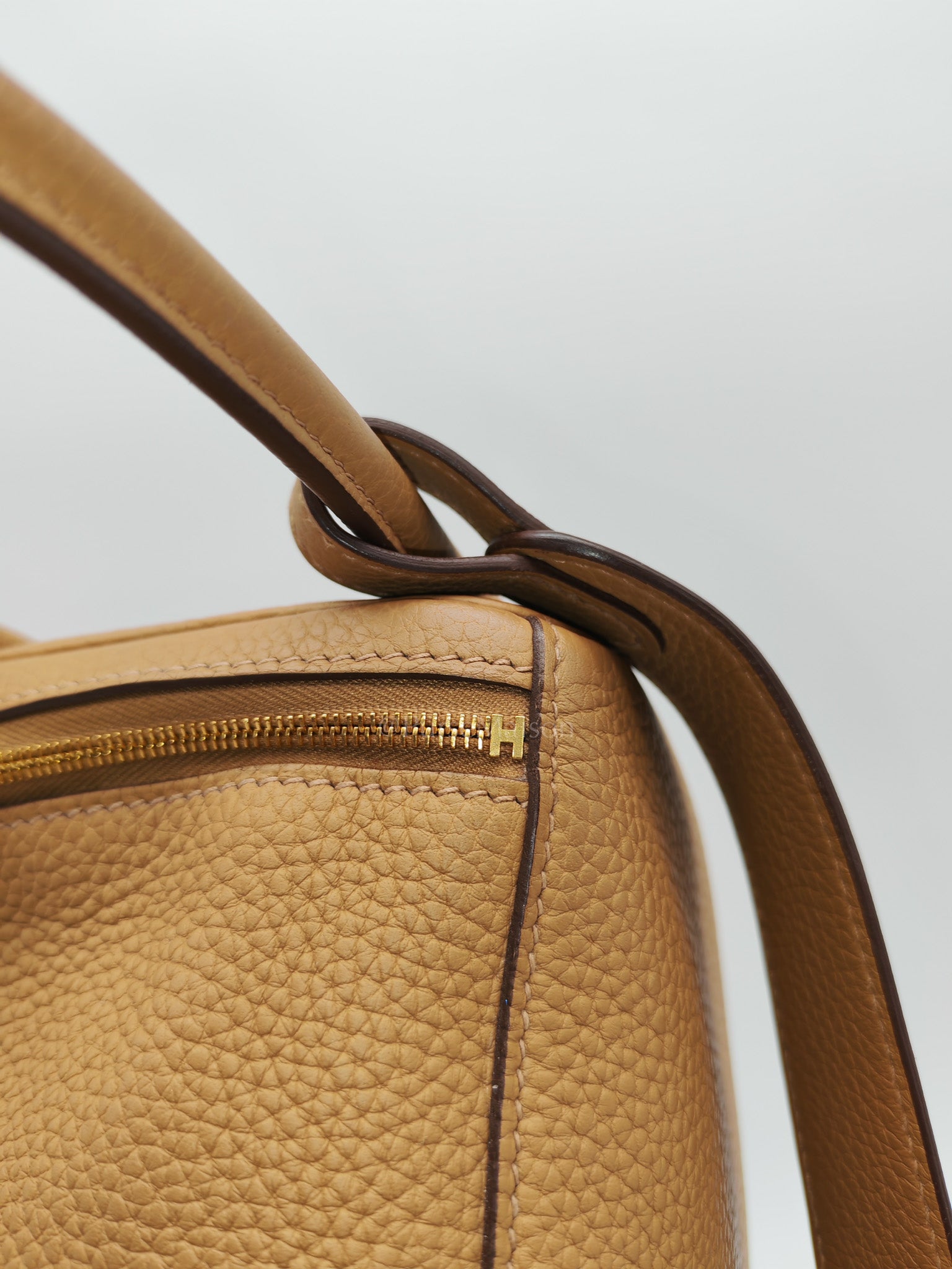 Lindy 26 in Biscuit Clemence Leather & Gold Hardware Stamp B (2023)