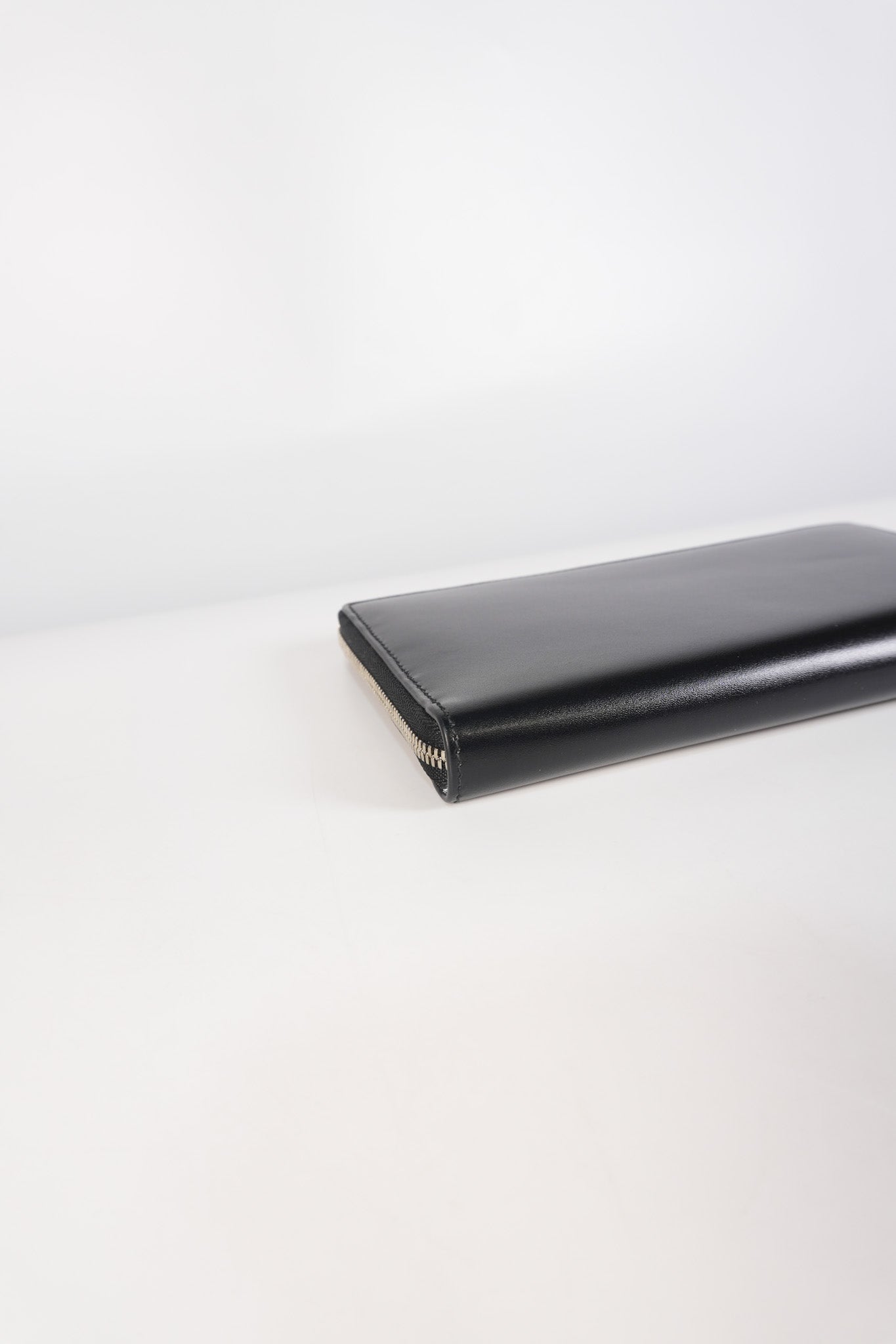 Long Round Zip Wallet in Black Leather | Purse Maison Luxury Bags Shop