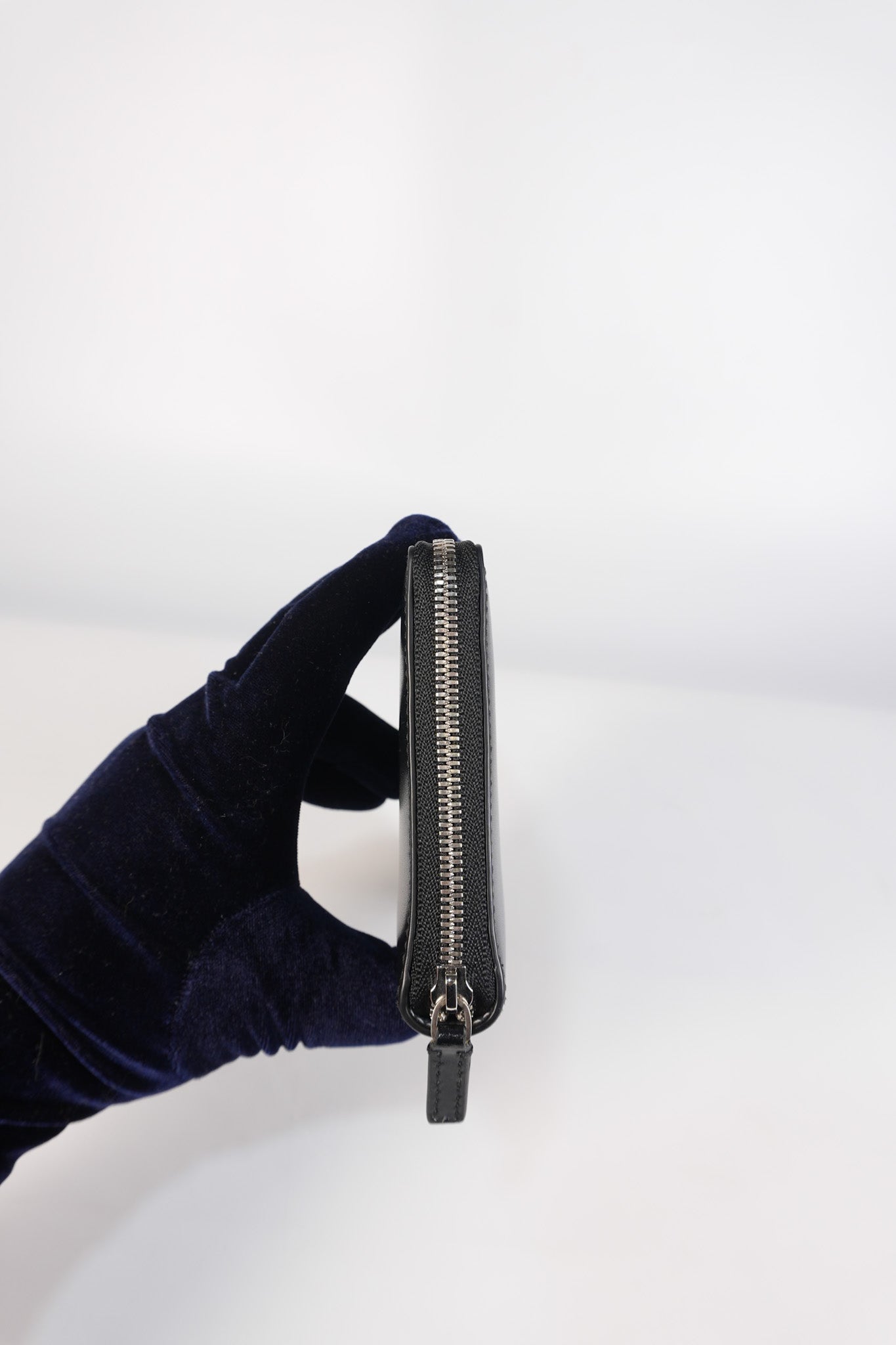 Long Round Zip Wallet in Black Leather | Purse Maison Luxury Bags Shop