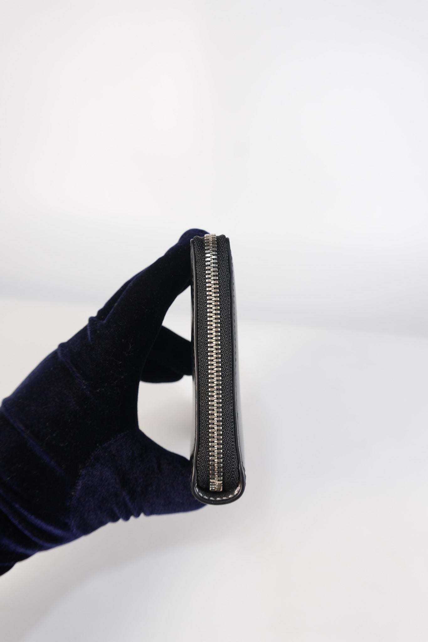 Long Round Zip Wallet in Black Leather | Purse Maison Luxury Bags Shop